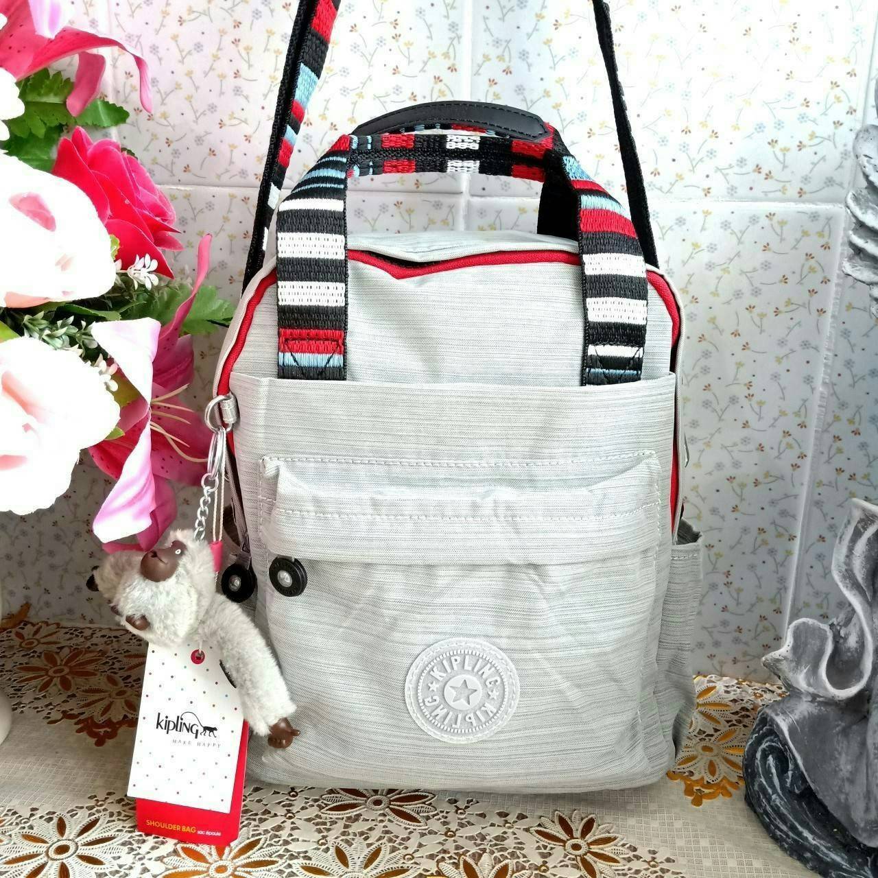 KIPLING 2WAYS MINI BACKPACK 👍กระเป๋าสะพาย2Wayรุ่นใหม่วัสดุ Nylon & Polyester 100% 👍หูหิ้วมีลายปั้มแบรนด์ 👍สายสะพายยาวเลื่อนปรับได้ถอดได้ 👍สามารถถือหรือสะพายได้ จะสะพายไหล่ สะพายเฉียง Crossbody หรือจะคล้องสายเป็นเป้สะพายหลัง