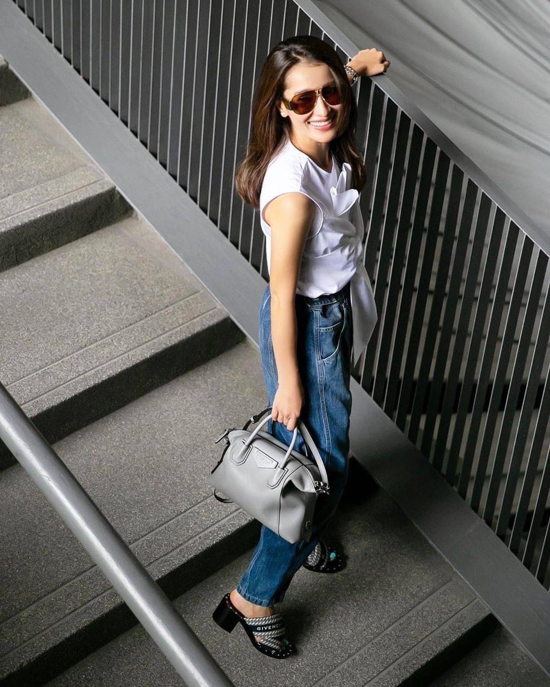 Givenchy Antigona Soft Small Leather Bag เข้ารอบใหม่ ราคาดีต่อใจ .. ไม่มีไม่ได้แล้ว! กระเป๋ารุ่น Iconic อย่าง Antigona Soft รุ่น "Classic" **มาพร้อมผ้าผูกโบว์ น่ารักมากมาย ประดับด้วยสัญลักษณ์ของแบรนด์ Givenchy ด้านหน้า **อะไหล่เงิน ไอเท็มยอดฮิตท