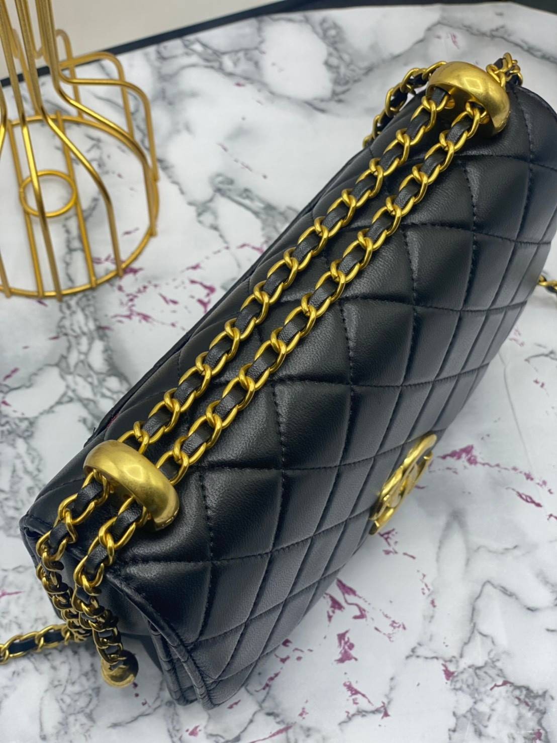 CHANEL WOC กระเป๋าสะพายหนังแท้ทรงสวยตลอดกาล งานหนังแท้เรียบสวย เนื้อนุ่ม อยู่ทรงคุณภาพดีตามแบบฉบับของแบรนด์ น้ำหนักเบา ด้านหน้ามีโลโก้แบรนด์อะไหล่ทองหรูหรา ปิดปิดด้วยฝาปิดกระดุม ตัวจริงสวยมากๆถูกใจรีบจองนะคะ