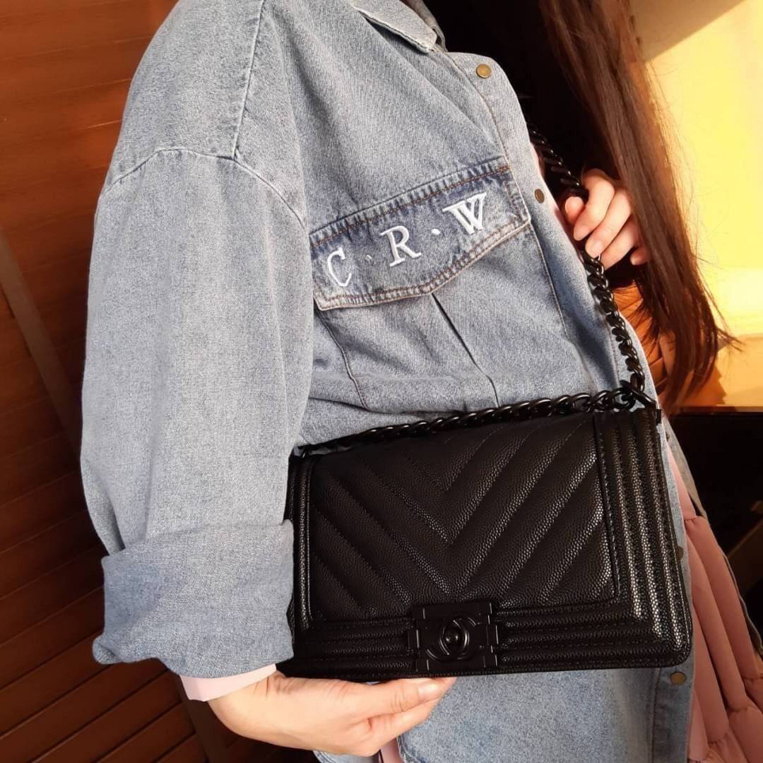 Chanel Boy 10" พร้อมส่งที่ไทย รุ่นสุดฮอต ดีไซน์อะไหล่ดำ เรียบหรูมากๆ!! วัสดุหนังลายคาร์เวีย ทรงคลาสสิคที่สาวๆห้ามพลาด!! ในราคาสุดคุ้ม เปิด-ปิดกระเป๋าด้วยตัวล็อค ภายในโล่งกว้าง ไซส์ใหญ่ใส่ของได้เยอะ มีช่องแยกในกระเป๋า มาพร้อมสายสะพายโซ่สลับหนังรองบ่า 