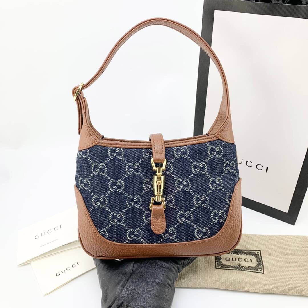 VIP GIFT 】หนังแท้ GUCCI Jackie 1961 mini shoulder bag กระเป่ารุ่นฮิตจาก Gucci ต้องบอกเลยว่าสำหรับสาวๆหลายคนนั้น ที่ชื่นชอบ หรือเป็นสาวกกลับแบรนด์อย่าง Gucci ต้องบอกเลยนะว่าสำหรับรุ่นนี้ห้ามพลาดไปทีเดียว บอกว่าได้เป็นตำนานควาวินเทจได้อย่างดี โดยขนาดของตัวก