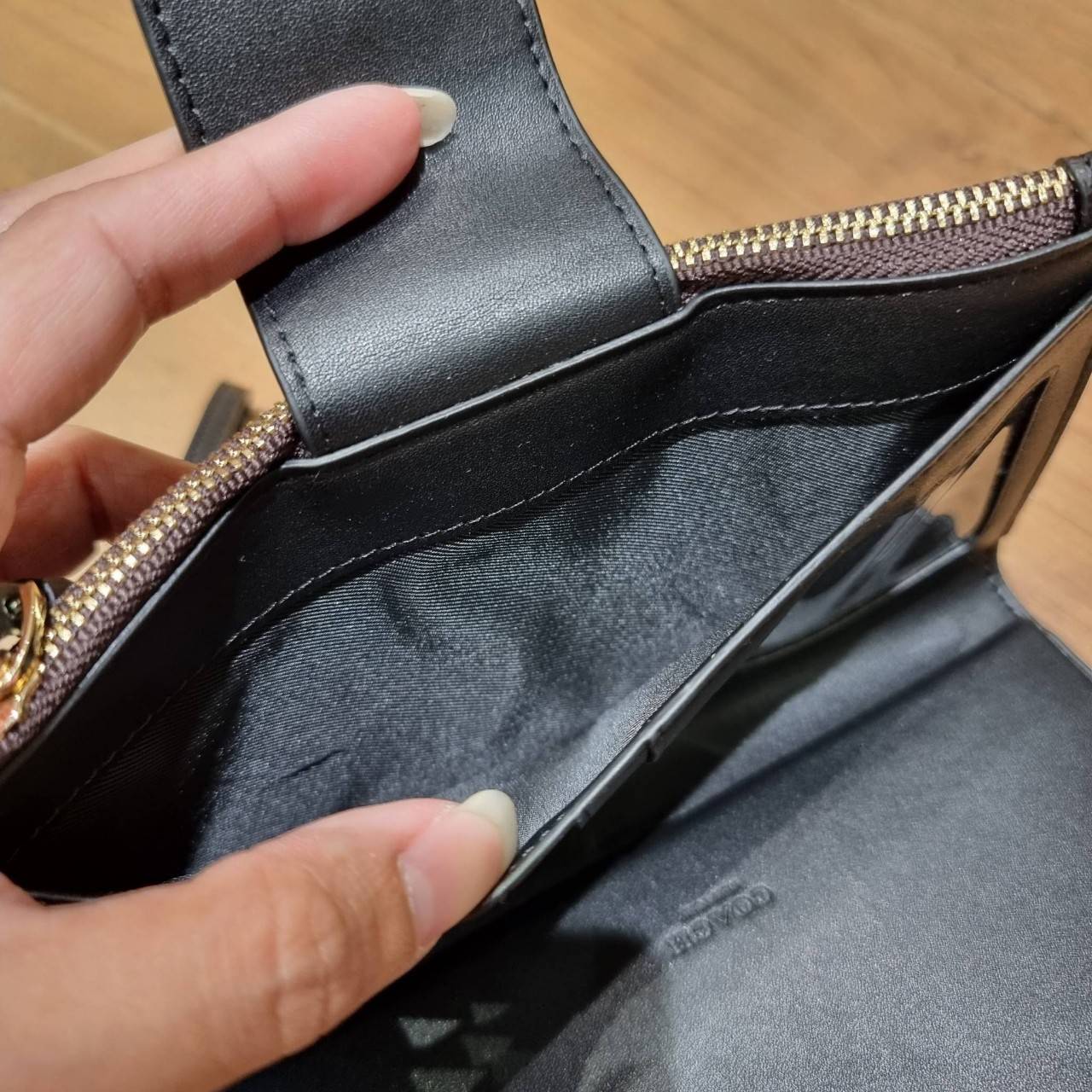 พร้อมส่ง 7 สี COACH C2874 TECH WALLET IN COLORBLOCK SIGNATURE CANVAS จัดให้สีใหม่ก่อนใคร!! ดีไซน์ใหม่ คอลเลคชั่นสวยหรู กระเป๋าสตางค์พร้อมสายคล้องมือ ง่ายต่อชีวิตมากจ้า!! มันดีอะไรเบอร์นี้ ใส่ได้ทั้งบัตร และโทรศัพท์ก็ใส่ได้ทุกรุ่น แถมยังมีช่องซิปแยกไปอีก ช