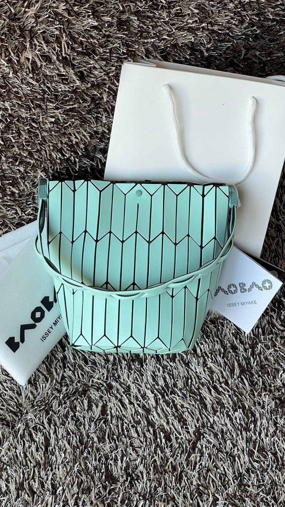 small : BAO BAO ISSEY MIYAKE SMALL BUCKET เป็นกระเป๋าบัคเก็ตขนาดเล็กสามารถใช้ใส่กระเป๋าสตางค์และโทรศัพท์มือถือได้ ซีรีย์ใหม่นี้มีจุดเด่นที่แผ่นรูปทรงสี่เหลี่ยมด้านขนานในแนวตั้ง เกิดเป็นรูปทรงสามมิติ