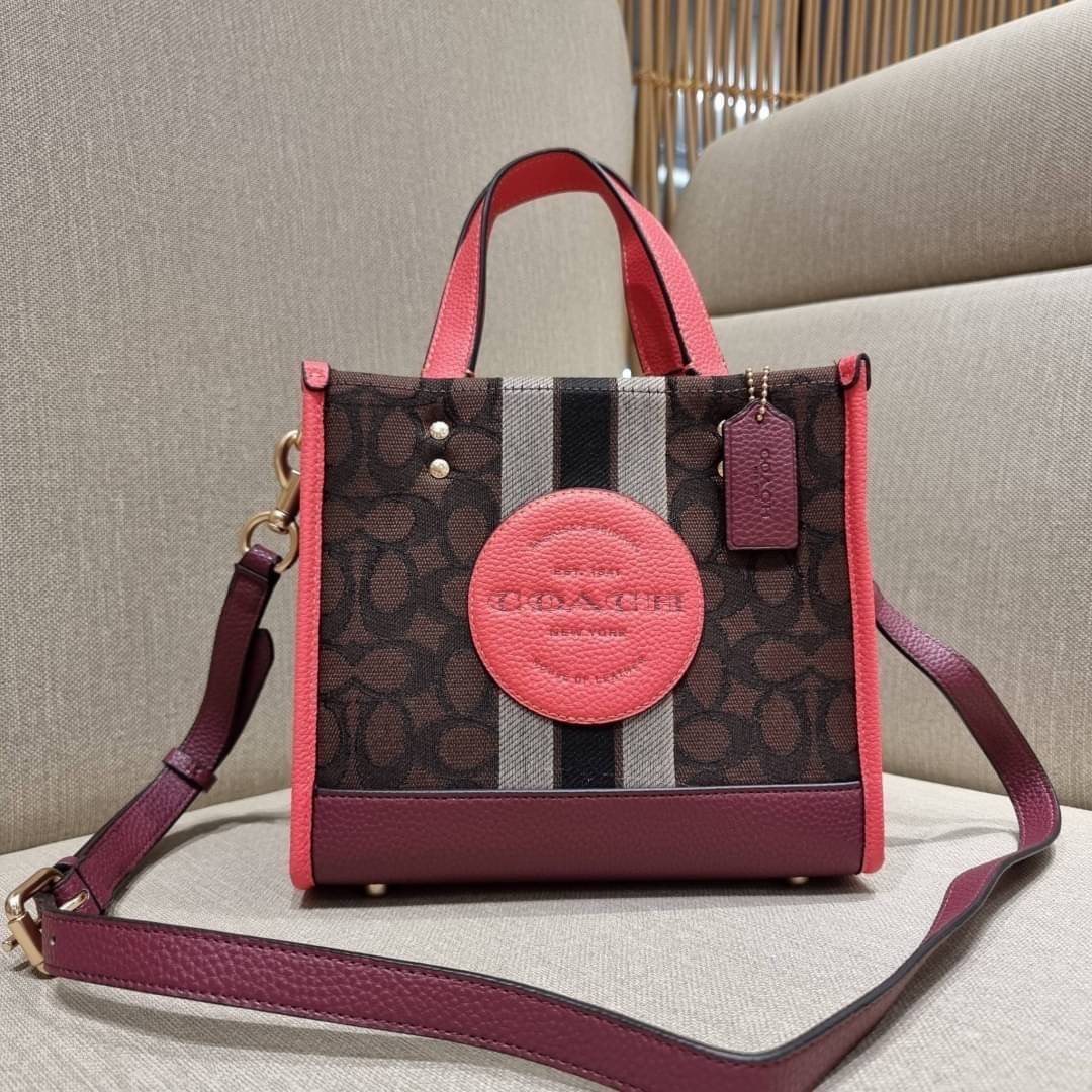 COACH C7083 DEMPSEY TOTE 22 IN SIGNATURE JACQUARD WITH STRIPE AND COACH PATCH คอลเลคชั่นใหม่ สีที่สาวๆรอคอย สวยคม ละมุนและมีความหรูในตัว กับกระเป๋าทรงโท้ท ไซส์กำลังสวย น่ารักน่าใช้ ฟังก์ชั่นการใช้งานสะดวกที่สุด มีทั้งสายคล้องในตัว และสายครอสบอดี้ วัสดุผ้า