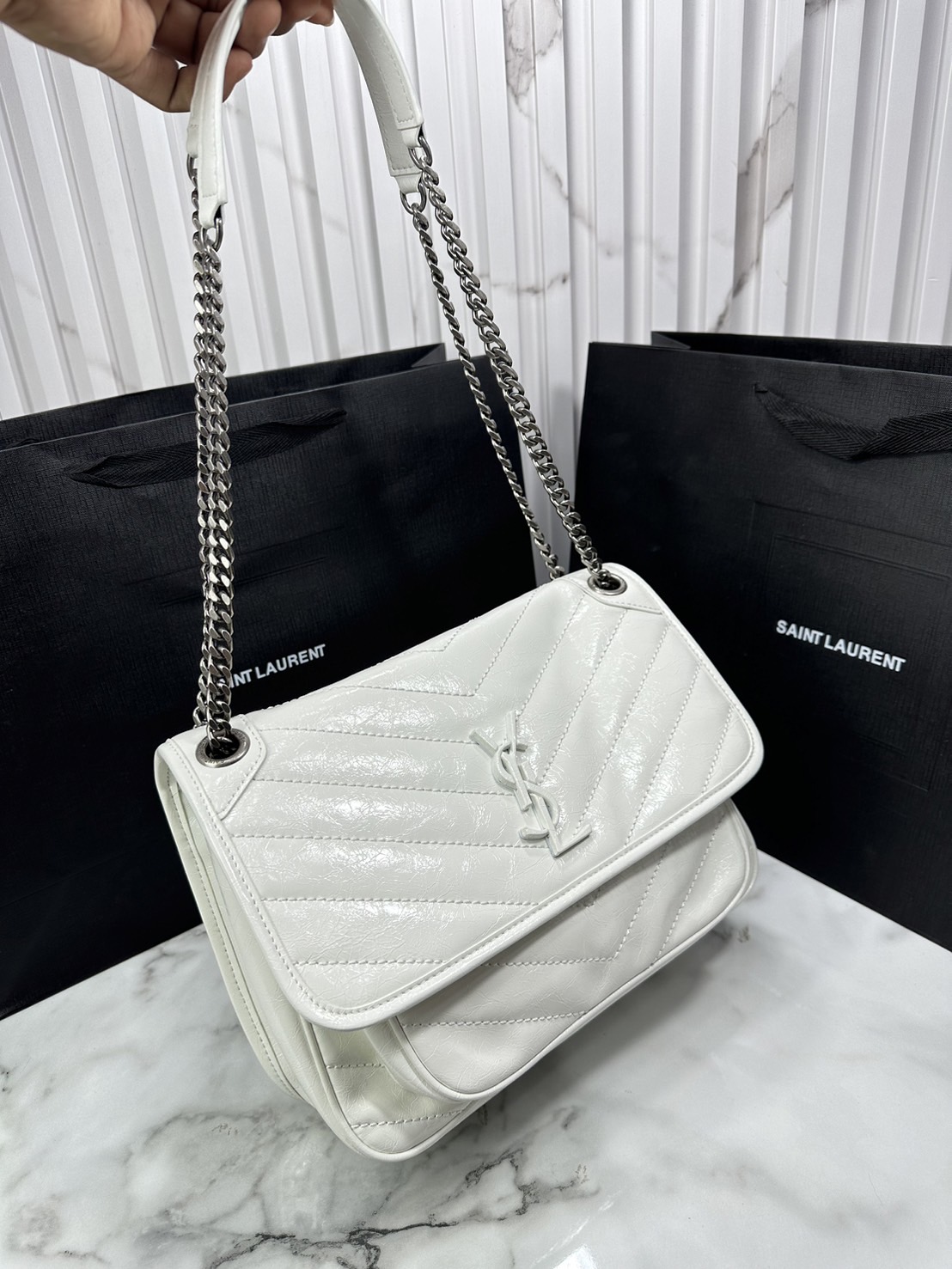 medium YSL Niki shoulder bag 11" กระเป๋าสะพายทรงคลาสสิค รุ่นยอดนิยมของแบรนด์ที่ใครๆก็ต้องมีใช้ ดีไซน์เรียบหรู
