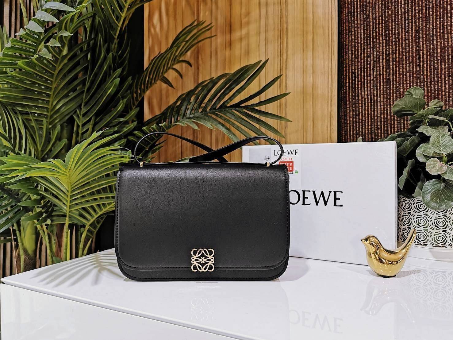 LOEWE CROSSBODYBAG VIP GIFT WITH PURCHASE (GWP) กระเป๋าสะพายพรีเมี่ยมกิ๊ฟ Limited Edition จากน้ำหอม LOEWE DUTY FREE วัสดุหนังแท้ Calf Leather หนังเรียบสวยอยู่ทรงดีไซน์สุดคลาสสิค เปิดปิดด้วยฝาปิดโลโก้แบรนด์อะไหล่ทองหรู ภายในมีช่องแบ่งหลายช่องแยกเป็นสัดส่วน