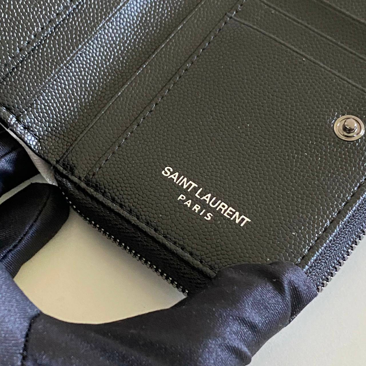 VIP GIFT 】หนังแท้ YSL Saint Laurent monogram compact zip short wallet มาแล้วจร้า ถามหากันเยอะมากๆ กระเป๋าสตางค์ใบสั้นที่ใส่แบงค์ ใส่บัตร ใส่เหรียญได้เยอะสุดๆ มีสองด้านซิปและพับ ใบเดียวครบจบเลย หนังสวยมาก ละเอียดสุดๆ