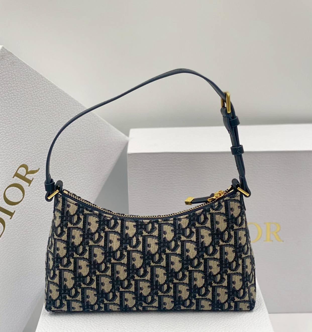 ORI หนังแท้ | DIOR Mini 30 Montaigne Cigale bag / DIOR Mini Miss Caro Cigale bag กระเป๋าสะพายไหล่ทรงโฮโบ ขนาดมินิเสริมไลน์ 30 Montaigne ด้วยรูปทรงทันสมัยและประณีตบรรจง