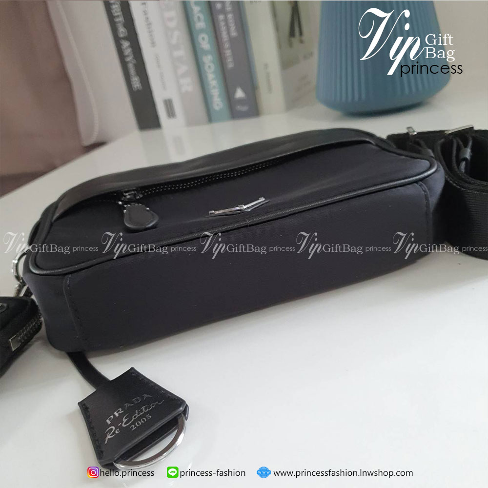 Prada วัสดุทำจาก หนังสลับNylon สามารถกันน้ำได้ ตัวกระเป๋าอยู่ทรงสวย ขนาดกำลังพอดี ไม่เล็กไม่ใหญ่ไป แถมมากับกระเป๋าห้อยใบเล็กคุ้มสุดๆ #อะไหล่เงินทั้งใบ ด้านหลังมีช่องใส่ของ เปิดปิดด้วยซิป ภายใน มีโลโก้แบรนด์ และช่องใส่ของแยก บุผ้าลายแบรนด์ สามารถใส่ มือถือ