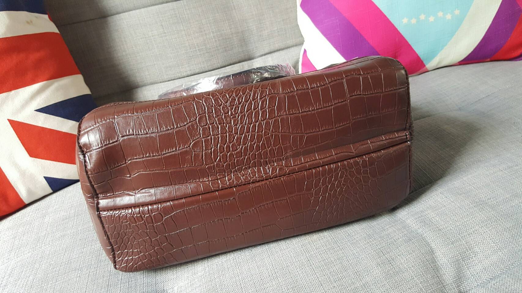 Mango touch croc tote bag กระเป๋าสะพายสุดคลาสิค ทรงสุดหรู New Collection ยี่ห้อ MANGO TOUCH แท้ รุ่น Croc Tote Bag วัสดุหนังลายปั๊ม หนังจระเข้ ตั้งอยู่ทรงสวย อะไหล่ทองทั้งใบออกแบบหนังแบนเวลาวาง แต่งให้หรู ด้วยอะไหล่ทอง ทั้งใบ มาพร้อมสายสะพายยาวปรับได้ค่ะ 