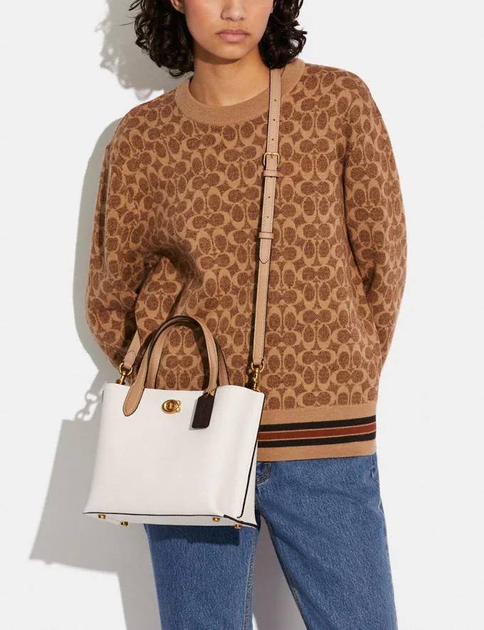 COACH C8561 C8869 WILLOW TOTE 24 IN COLOR BLOCK น้องสาวลุคลูกคุณมาแล้วจ้า กระเป๋าถือ/สะพาย ดีไซน์คัลเลอร์บล็อค ลงตัว เรียบหรู ใบจริงคือผู้ดี๊ผู้ดี ใช่ได้ทุกๆโอกาส วัสดุหนัง pepble อยู่ทรง เปิดปิดด้วยตัวบิดล็อค และอีกฝั่งเป็นกระดุมแม่เหล็ก ภายในโล่งกว้าง ใ