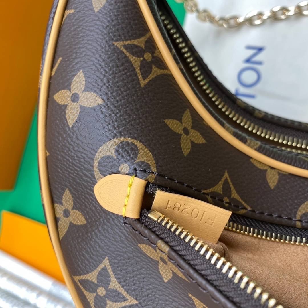 หนังแท้ LOUIS VUITTON LOOP BAG / LV MONOGRAM LOOP พร้อมส่งที่ไทย กระเป๋าสะพายรูปทรงกะทัดรัดและสายโซ่สำหรับสะพายไหล่ รวมถึงสายหนังแบบสะพายข้าง กระเป๋าซิปด้านหน้าปิดด้วยตัวดึงซิป LV Circle งานหนังแท้ทั้งใบ ออริจินอลเกรด ภาพสินค้าถ่ายจากงานขายจริง ใช้งานต่าง