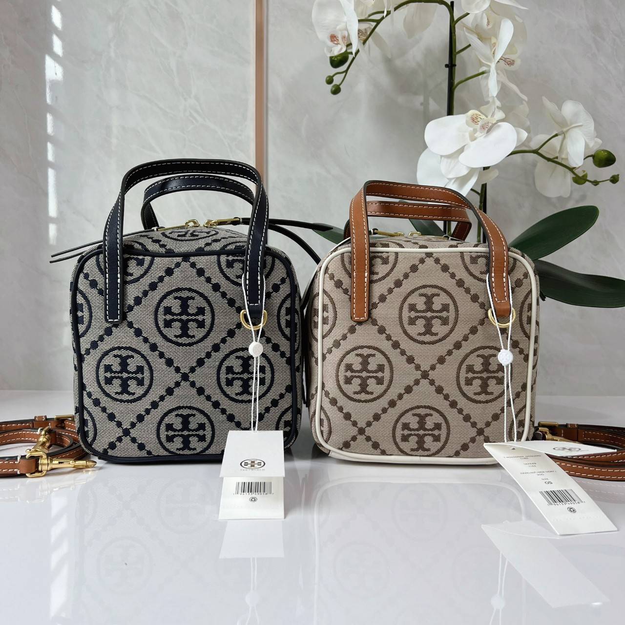 TORY BURCH T MONOGRAM JACQUARD CUBE BAG 🎁พร้อมส่งที่ไทยใหม่ล่าสุด! ปีใหม่นี้เราต้องมีกระเป๋าสวยและเก๋ไว้ใช้กันค่ะ กับกระเป๋าทรง CUBE ดีไซด์ให้ดูเรียลร่วมสมัยมากขึ้น สามารถหยิบจับของได้ง่าย ทรงกระเป๋าแบบกล่อง