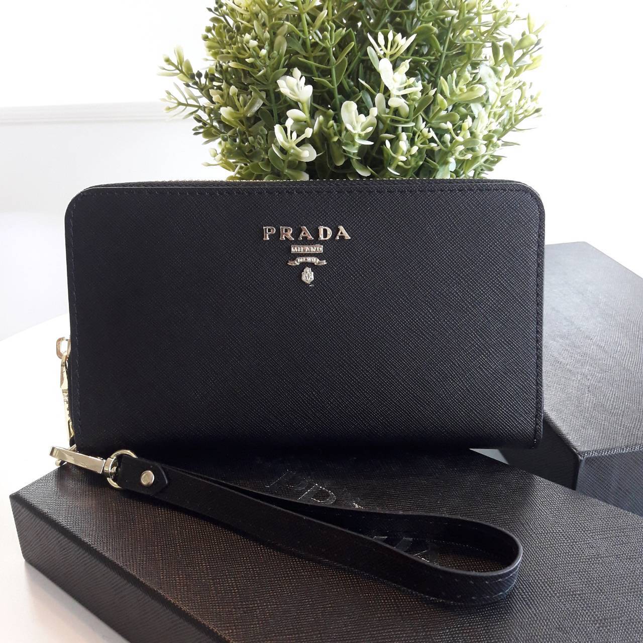 New arrival ! รุ่นที่รอคอย เข้าแล้วค้า กับ Prada Wallet Saffiano กระเป๋าสตางค์ซิปรอบ รับทรัพย์ **พร้อมสายคล้องมือ เปิดปิดด้วยซิป อะไหล่ทอง ปั้มแบรนด์ ทั้งใบ **จุดเด่น มีช่องใส่มือถือ ได้ถึง iphone7+ ใส่บัตรได้หลายช่อง ด้านในมีช่องซิปแยกอีก1ช่อง แถมยังมี ช