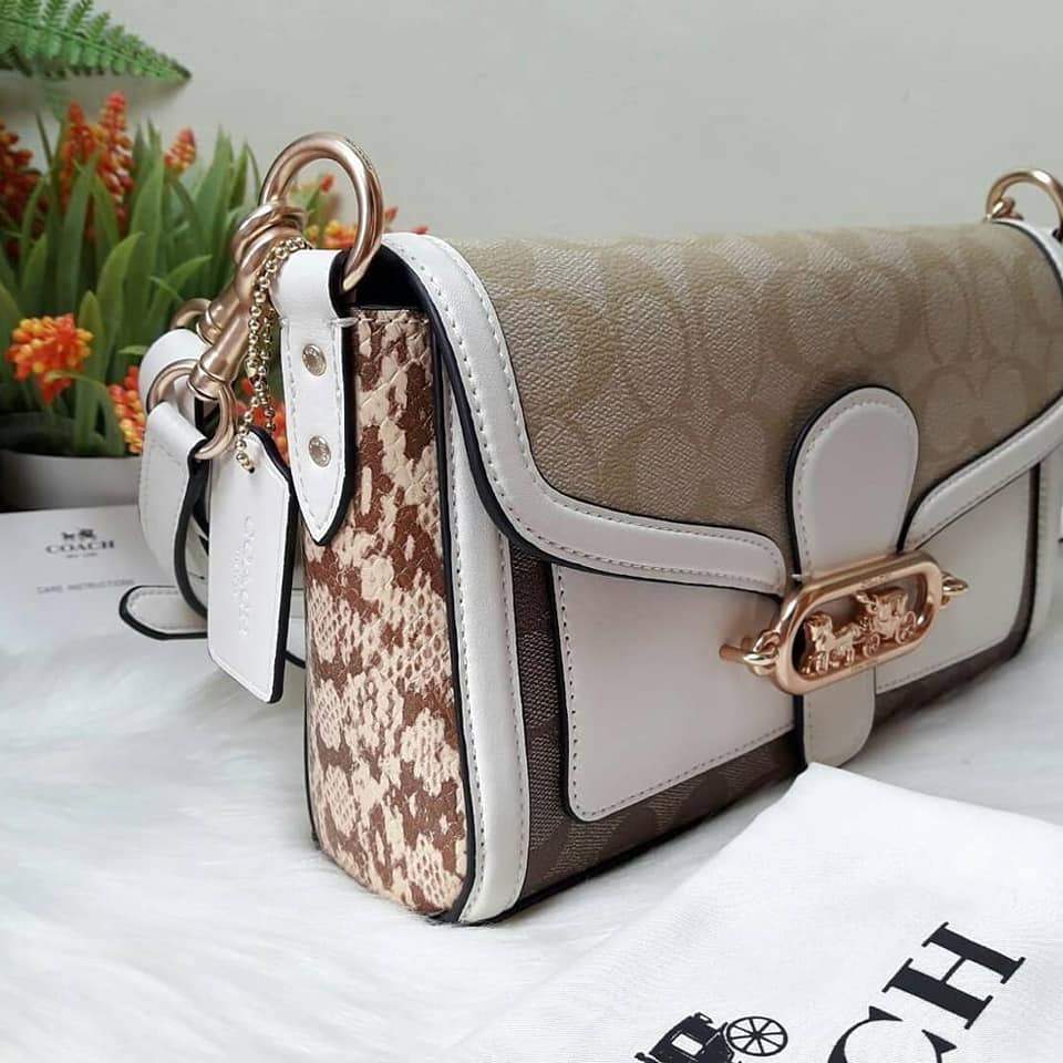 COACH SMALL JADE SHOULDER BAG IN BLOCKED SIGNATURE CANVAS (COACH 2723)🌹 สวยหรู ดูแพงมากๆ กับรุ่นนี้ วัสดุหนังแท้ ผสมแคนวาสอย่างดี หนังนิ่มมากๆ ด้านข้างเป็นหนังลายงูสังเคราะห์ ทรงสวยมากๆ มีสายให้ 2 เส้น สายสั้น และสายยาว ถอดได้ทั้ง 2 สาย จะถือเป็นค