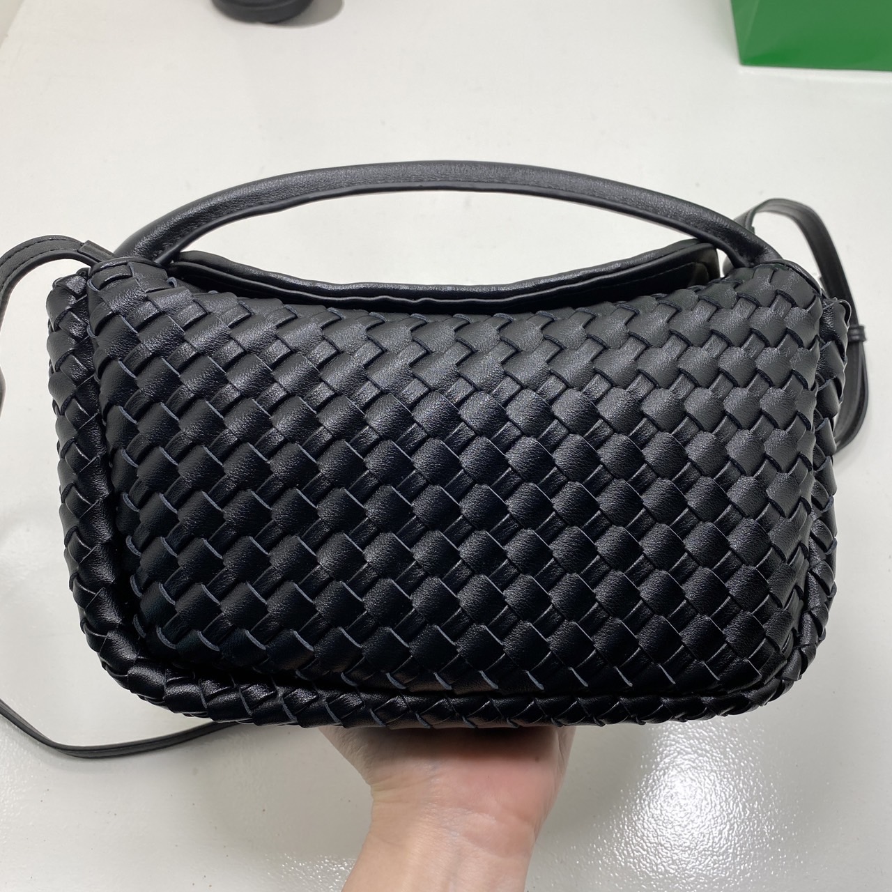 BOTTEGA intrecciato leather Snap Handle Handbag กระเป๋าถือ/สะพาย ดีไซส์สานเป็นเอกลักษณ์ หูจับในตัว หนังสวยงาม เกรดออริ สลับแท้ 1:1 ใช้งานต่างประเทศได้