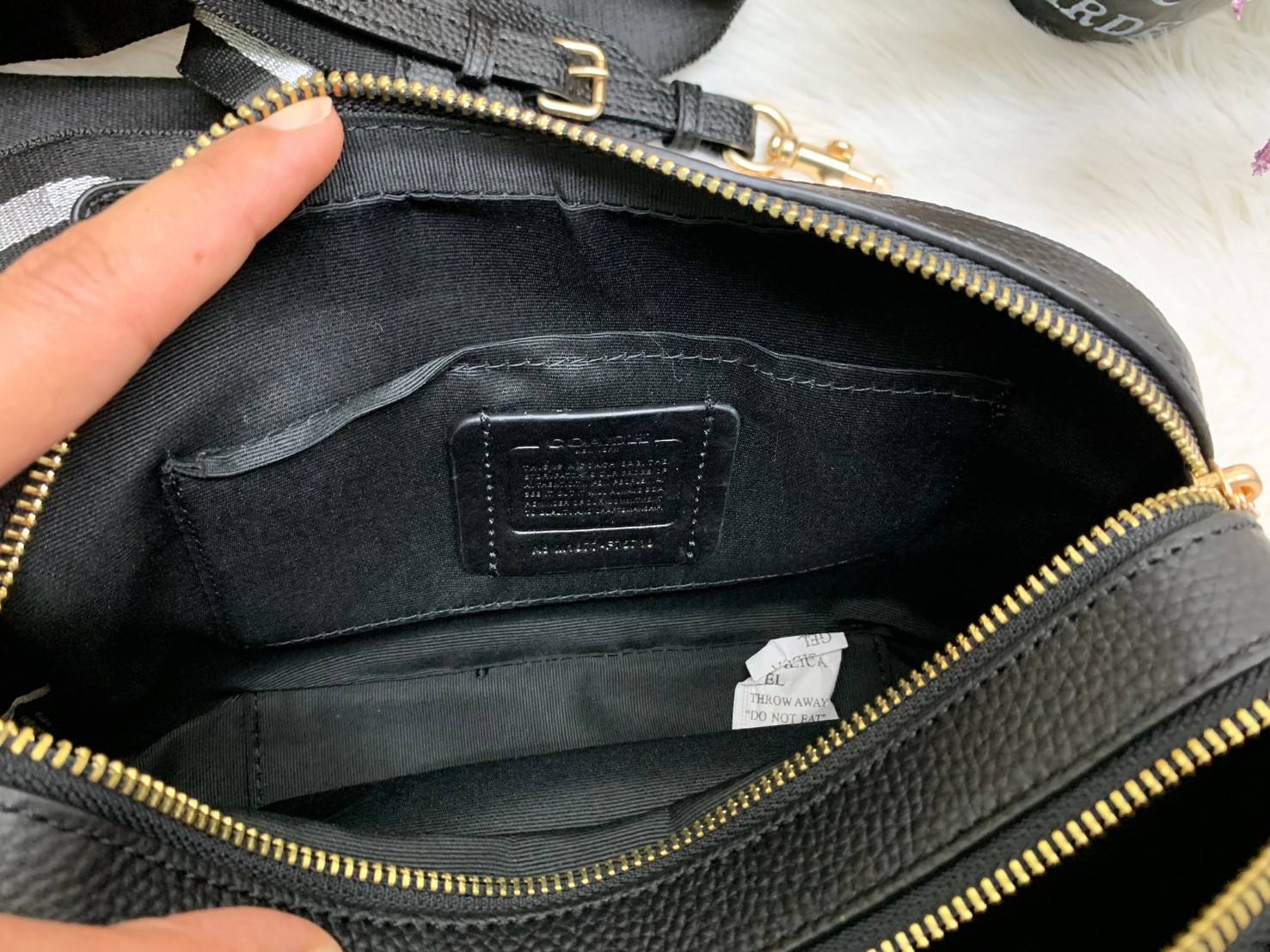 Coach Leather Jes Crossbody in Colorblock ((72704)) กระเป๋าสะพายข้าง//ครอสบอดี้ร์ วัสดุหนังแท้ หนังนิ่มสวยงาม มากๆค่ะ ด้านหน้ามีโลโก้แบรนด์เด่นชัดสะดุดตา ช่องหลักแบ่งเป็น2ซิป แต่ละช่องกว้าง ใส่กระเป๋าเงินใบยาวได้ ของอื่นๆได้จุค่ะ มีช่องเล็กให้ใส่ของจุกจิก