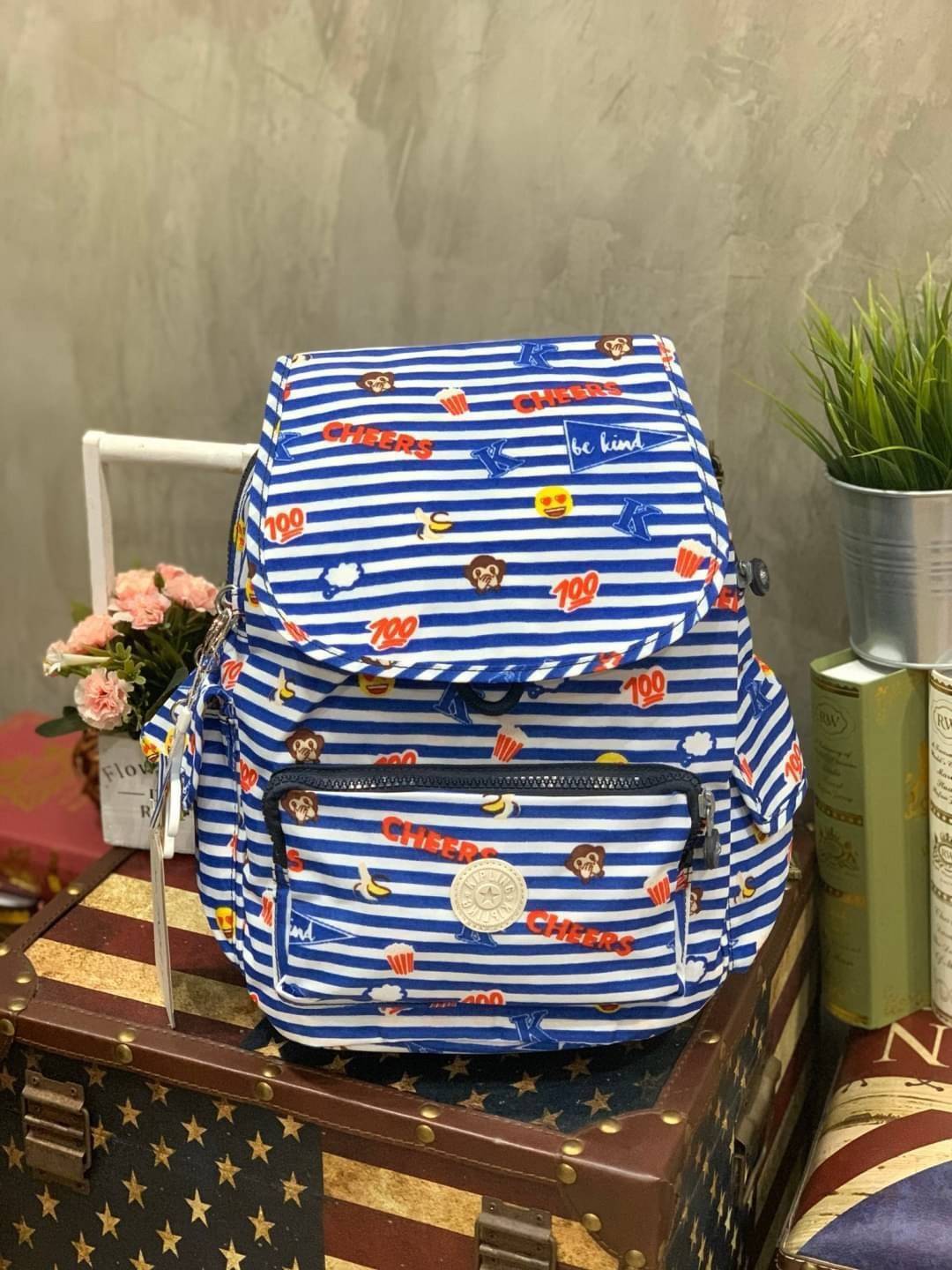 KIPLING CITY PACK S DAILY BACKPACKS กระเป๋าเป้ที่สะพายได้ทีฝุกวัน ขนาดกำลังดี มีช่องสะดวกใช้งานทั้งด้านหน้า ด้านหลัง รวมไปถึงด้านข้าง เปิดปิดด้วยตัวล็อค2ชั้นทั้งแบบซิปและกระดุมแม่เหล็ก ช่องใหญ่ใช้งานได้ถึง2ช่อง ดีเทลรุ่นนี้มาพร้อมกับซับในและพวงกุญแจเป็นอิ