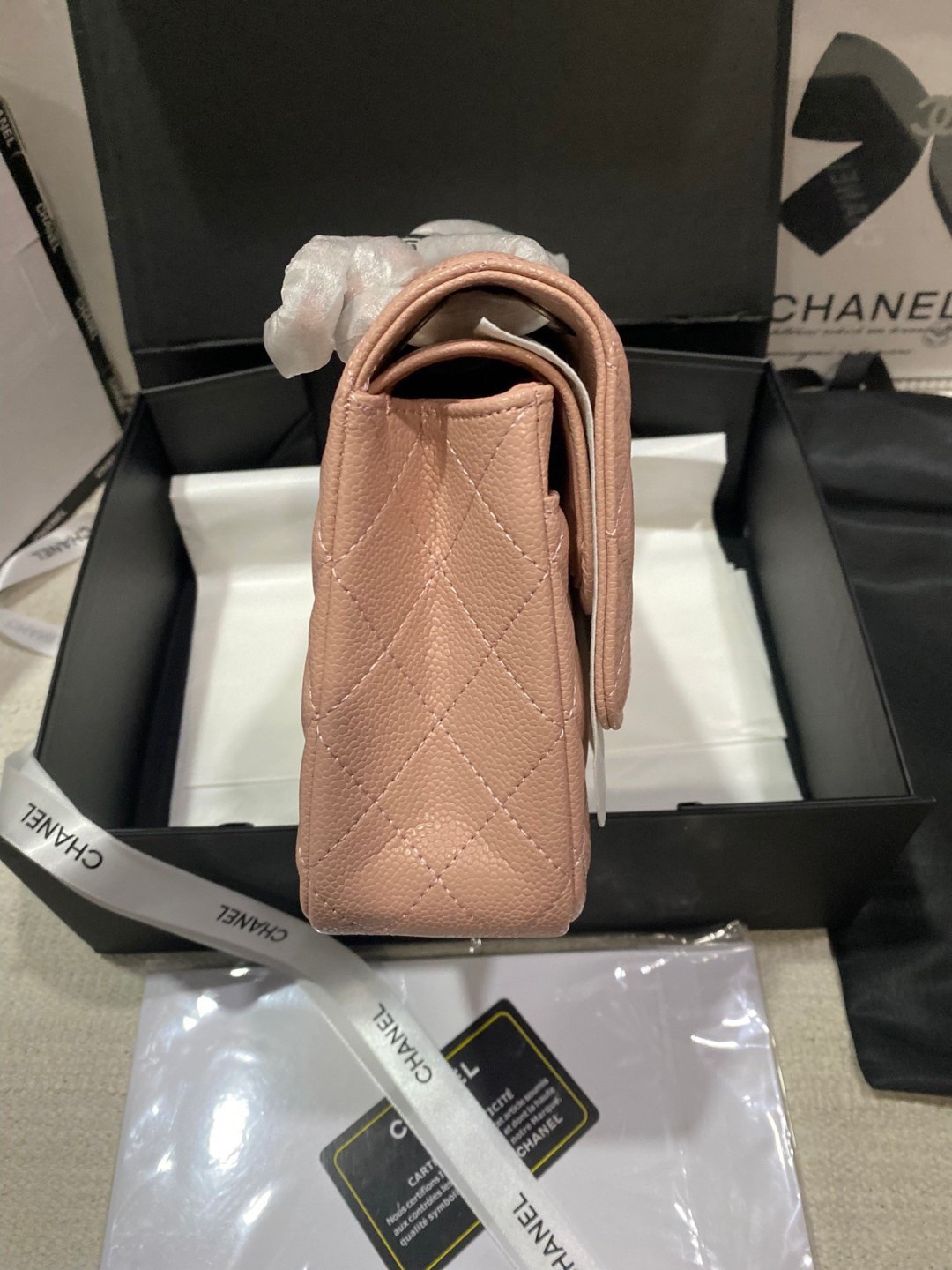 CHANEL Classic Medium Flap Bag กระเป๋าสะพายคลาสสิกรุ่นยอดนิยมตลอดกาล ดีไซน์เรียบหรูหราขับผิว งานหนังแท้สวยมาก มีอะไหล่เงินและทอง สุดยอดเดอะเบสท์ไอเท็ม