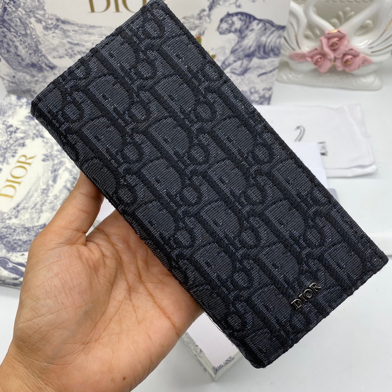 หนังแท้ DIOR LONG WALLET MONOGRAM / DIOR WALLET กระเป๋าสตางค์ใบยาว เอกลักษณ์ของความหรู วัสดุหนังแท้และผ้า Jacquard อย่างดีสวยงามที่สุด ผสมผสานความสง่างามและคลาสสิกที่เข้ากับยุคสมัย ด้านหน้าโดดเด่นด้วยซิกเนเจอร์แบรนด์ เป็นอีกหนึ่งรุ่นที่ดาราเชเลปใช้กันเยอะ