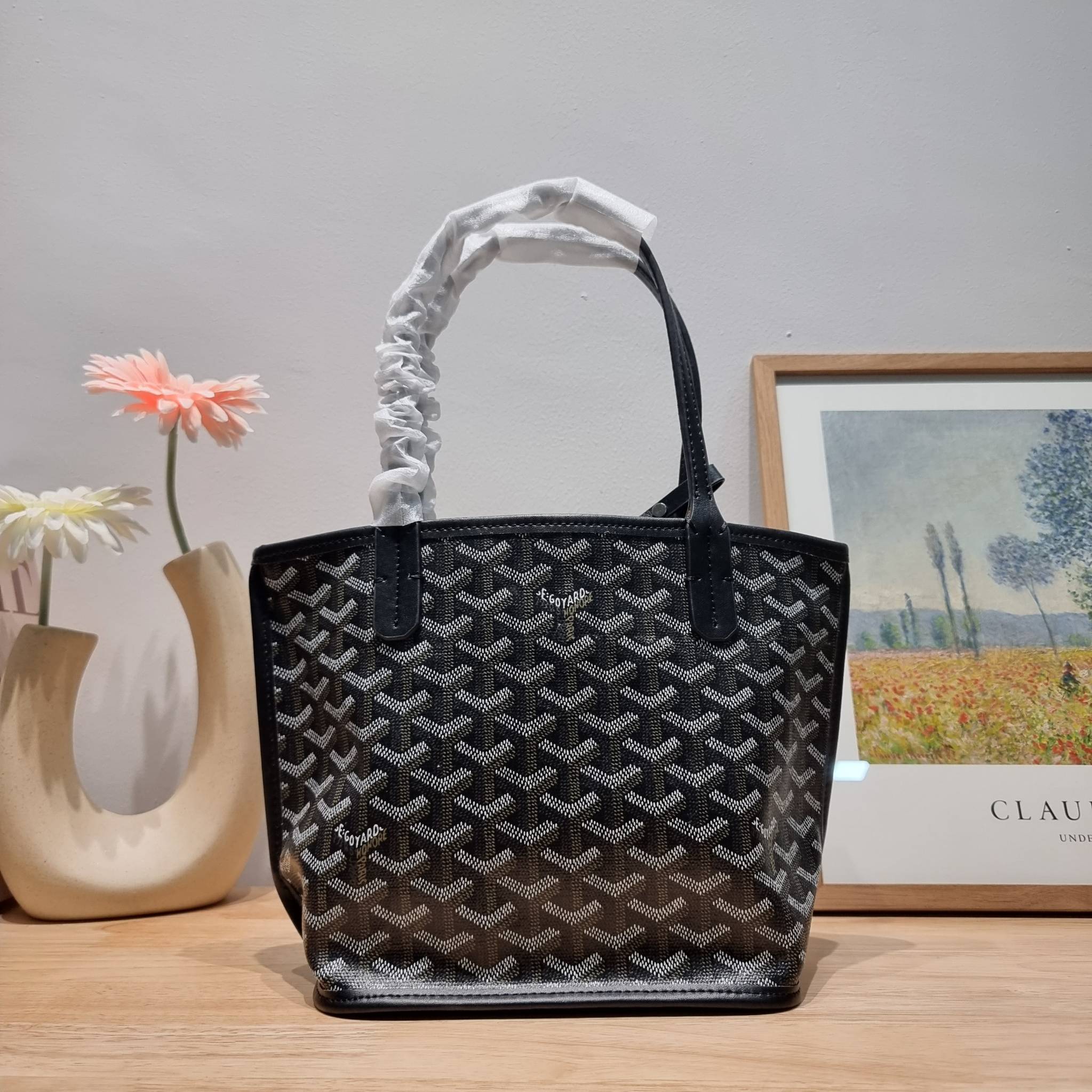 GOYARD MINI ANJOU REVERSIBLE TOTE ฮอตไอเท็ม กับกระเป๋าสะพายทรงโท้ท ไซส์มินิ กะทัดรัดมาก มาครบสีขายดี เลิศทุกสี รูปทรงคลาสสิค ดีไซน์เป็นเอกลักษณ์ ใช้งานได้หลากหลาย สามารถกลับด้านใช้ได้แบบไม่มีเบื่อ