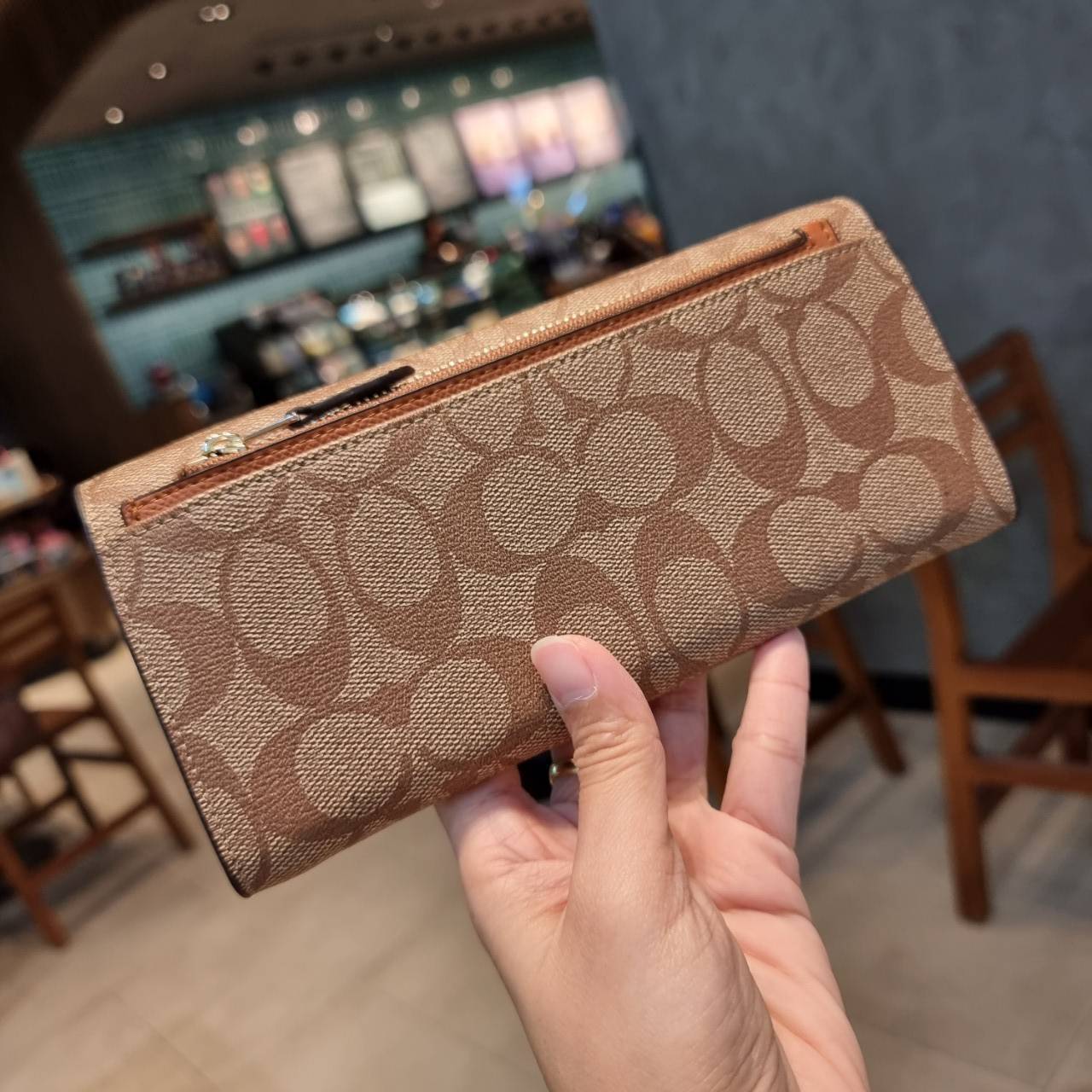 COACH F52601 POP SLIM ENVELOPE WALLET IN SIGNATURE รุ่นขายดี ขายหมด!! รุ่นหายาก!! เติมสต็อคจ้า!! กระเป๋าสตางค์รุ่นฝาพับ ดีไซน์เรียบหรู คลาสสิค ใช้งานง่ายและสะดวกมากๆ ด้วยซองซิปที่เสียบด้านหลัง ถอดแยกออกมาใช้ได้ หรือเอาออก พกกระเป๋าเดี่ยวๆก็ได้ ถือใบนี้ดูไ