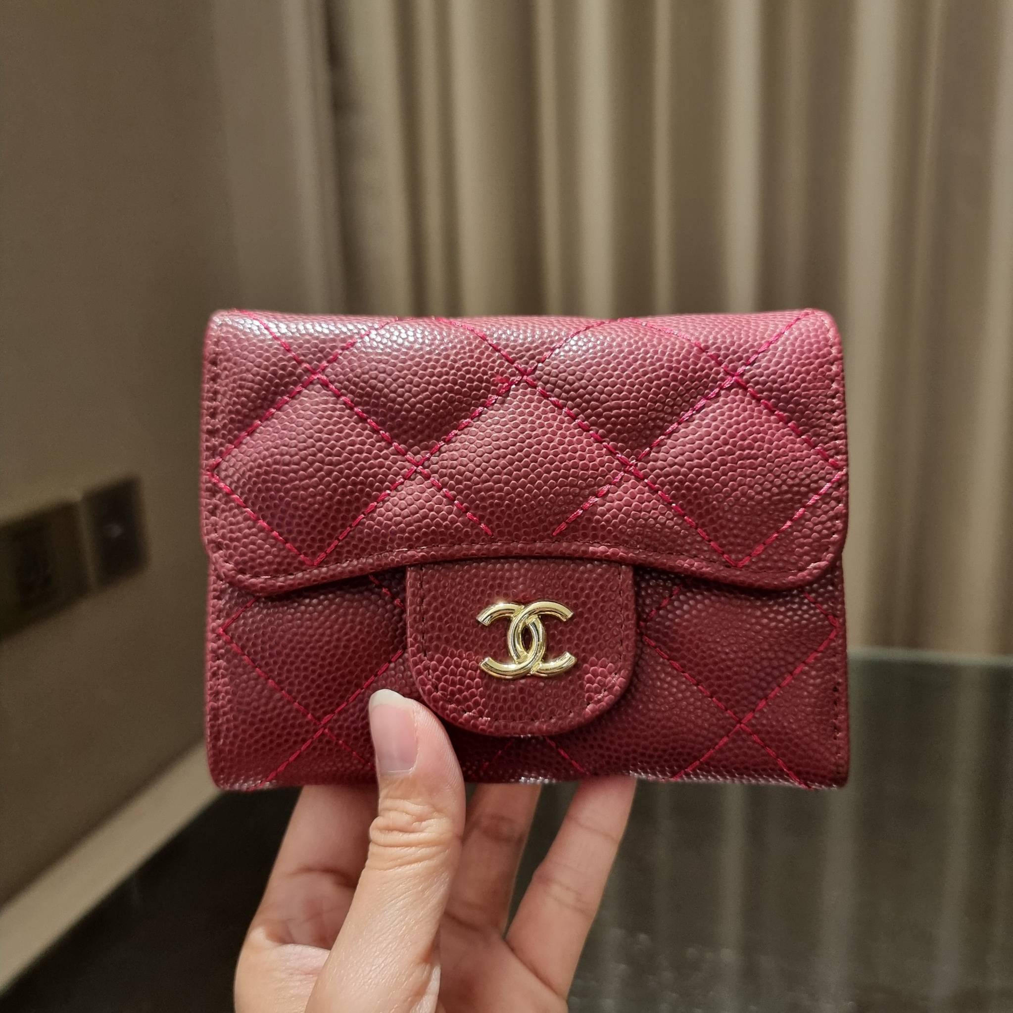 VIP 】มาแล้วจ้า!! รุ่นแนะนำ!! ฮิตติดใจสาวๆ!! กระเป๋าสตางค์ใบสั้นรุ่นฝาพับ จาก Chanel premium for gift เรียบหรู ดูไฮน์ วัสดุหนังสังเคราะห์ลายคาร์เวีย ด้านในเป็นหนังซาฟเฟียโน่ เปิด-ปิดด้วยกระดุมแม่เหล็ก ภายในกระเป๋ามีช่องใส่บัตร ใส่ธนบัตรได้ ดีไซน์เรียบหรูตา