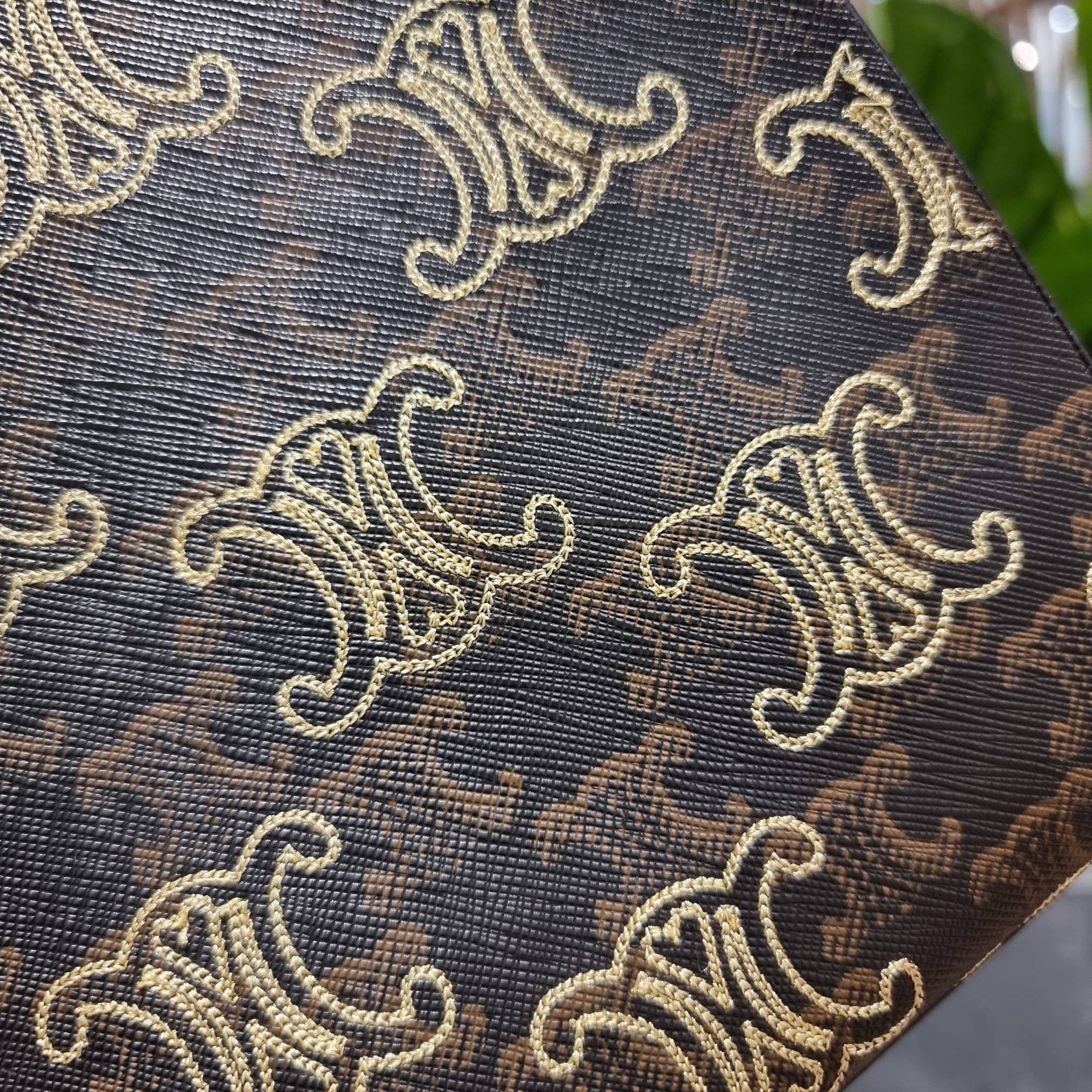 VIP 🥂 CELINE MINI VERTICAL CABAS IN TRIOMPHE CANVAS WITH TRIOMPHE HEART EMBROIDERY ใหม่พร้อมเสิร์ฟ กับกระเป๋าสะพายทรงโท้ท ไซส์มินิ ขนาดกำลังสวยพอดี สะดวกพกพา โดดเด่นด้วยโลโก้ลายปัก ดีเทลเดินด้ายรูปหัวใจ เพิ่มดีเทลความแพงไปอีก วัสดุหนังแคนวาส มีหูจ