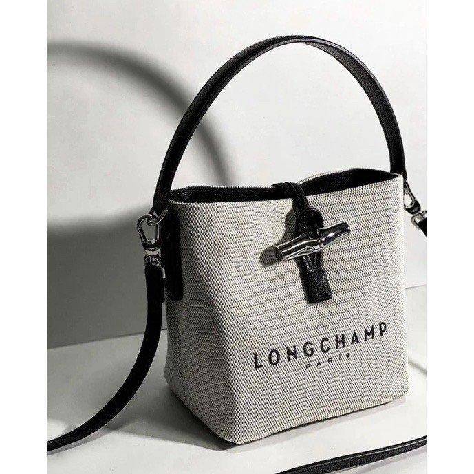 LONGCHAMP Roseau Bucket Bag กระเป๋าทรงถัง ถือหรือสะพายไหล่ได้ วัสดุผ้าฝ้าย แต่งหนังวัวลายนูน มีซับใน ด้านในกระเป๋าซิป1 กระเป๋าเล็ก1 อะไหล่เงิน มีสายยาวถอดสายได้ ปรับระดับไม่ได้ ดาราเซเลปใช้เพียบ รุ่นเดียวกับคุณแอนใช้ Hot Item!!!! ใบจริงสวยมากน้ำหนักเบา จุ