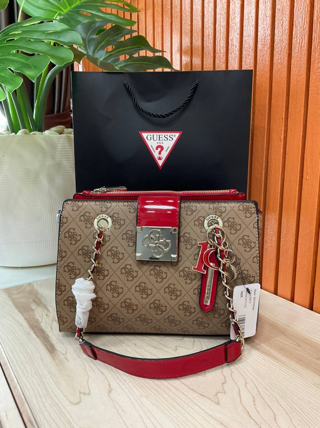 กระเป๋าสะพายไหล่ Guess Logo City Small Society Satchel กระเป๋าสะพายไหล่ ขนาดกำลังดี วัสดุ pu สวยอยู่ทรง มาพร้อมพวงกุญแจน่ารักๆ ถอดออกได้ ด้านหน้าประดับโลโก้แบรนด์ เปิดปิดด้วยซิป มี 2 ช่องหลักใช้งาน ภายในช่องซิปหน้าแยกเป็นสัดส่วนการใช้งาน ซิปช่อง 2 โล่งกว้