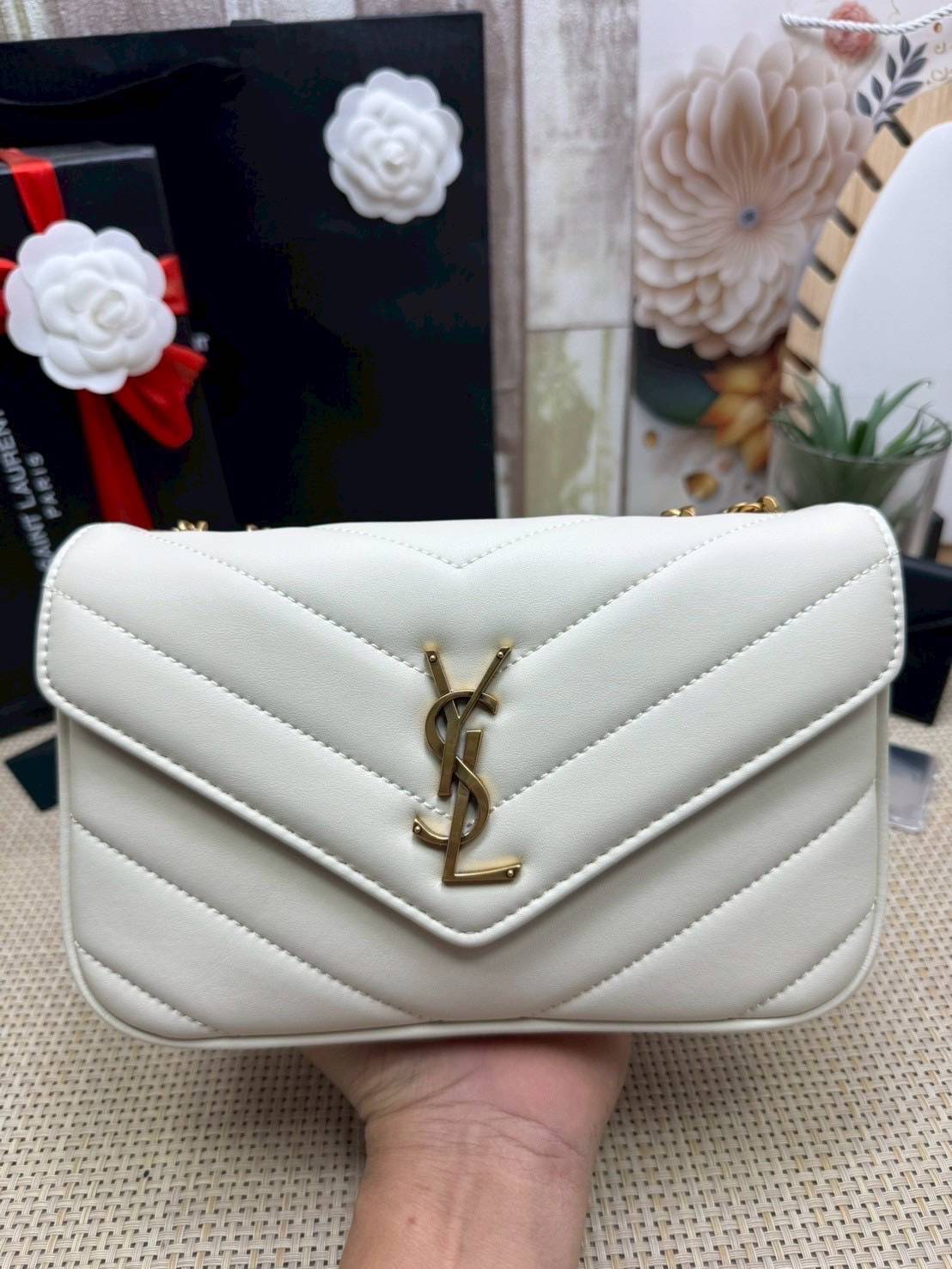 ORI หนังแท้ | YSL LOULOU small in MATELASSÉ กระเป๋าสะพายสายโซ่าีทองหรูหรา งานหนังแท้เนื้อนุ่มตะเข็บเย็บลายเชฟรอนสวยหรูโดดเด่นเป็นเอกลักษณ์ 🤍 เกรดออริจินอล หนังแท้