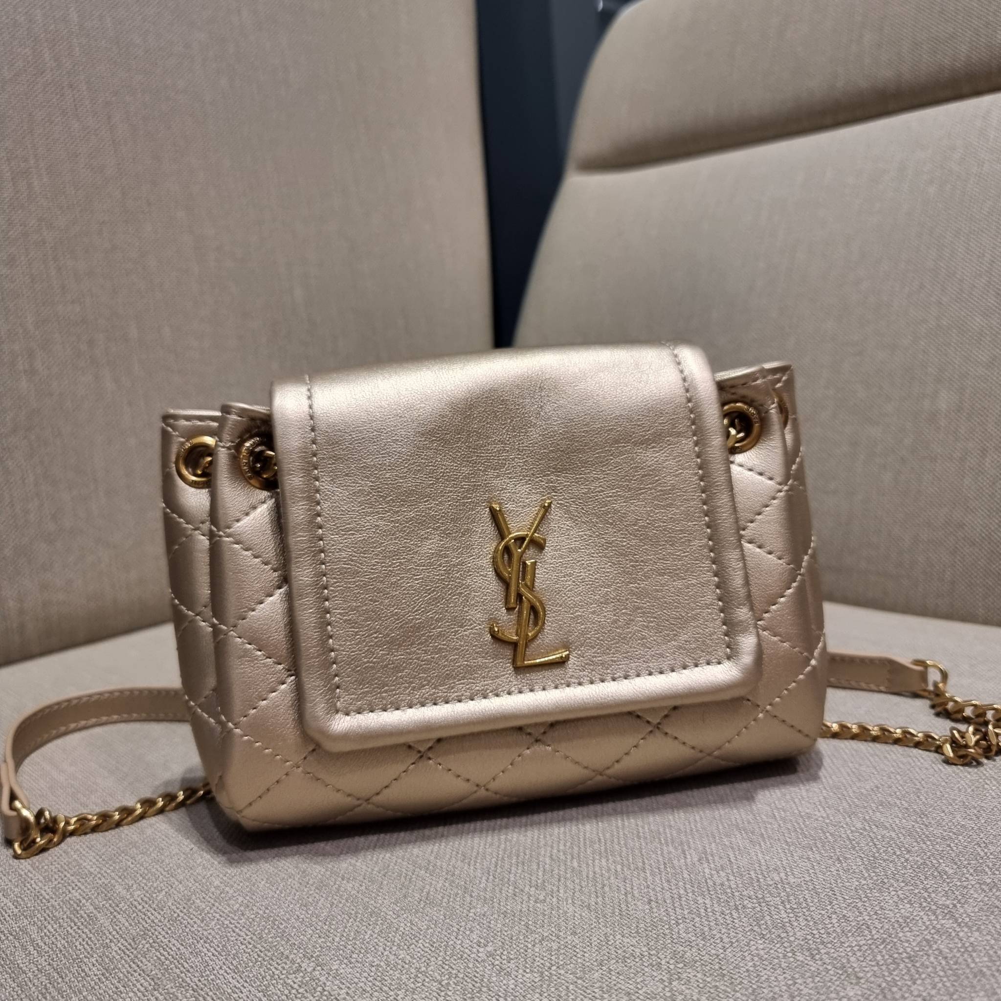 Yves Saint laurent mini nolita in lambskin / YSL mini nolita น้องสาวคนสวยที่ต้องตาเมื่อแรกเห็น กระเป๋าสะพายดีไซน์หรู ไซส์มินิ แบรนด์นี้ไม่เคยทำให้ผิดหวังจริงๆ ด้วยดีเทลความเรียบง่ายแต่มีความหรูอยู่ในตัว วัสดุหนังแกะ สัมผัสดีงามมากๆ เปิด-ปิดด้วยกระดุมแม่เห