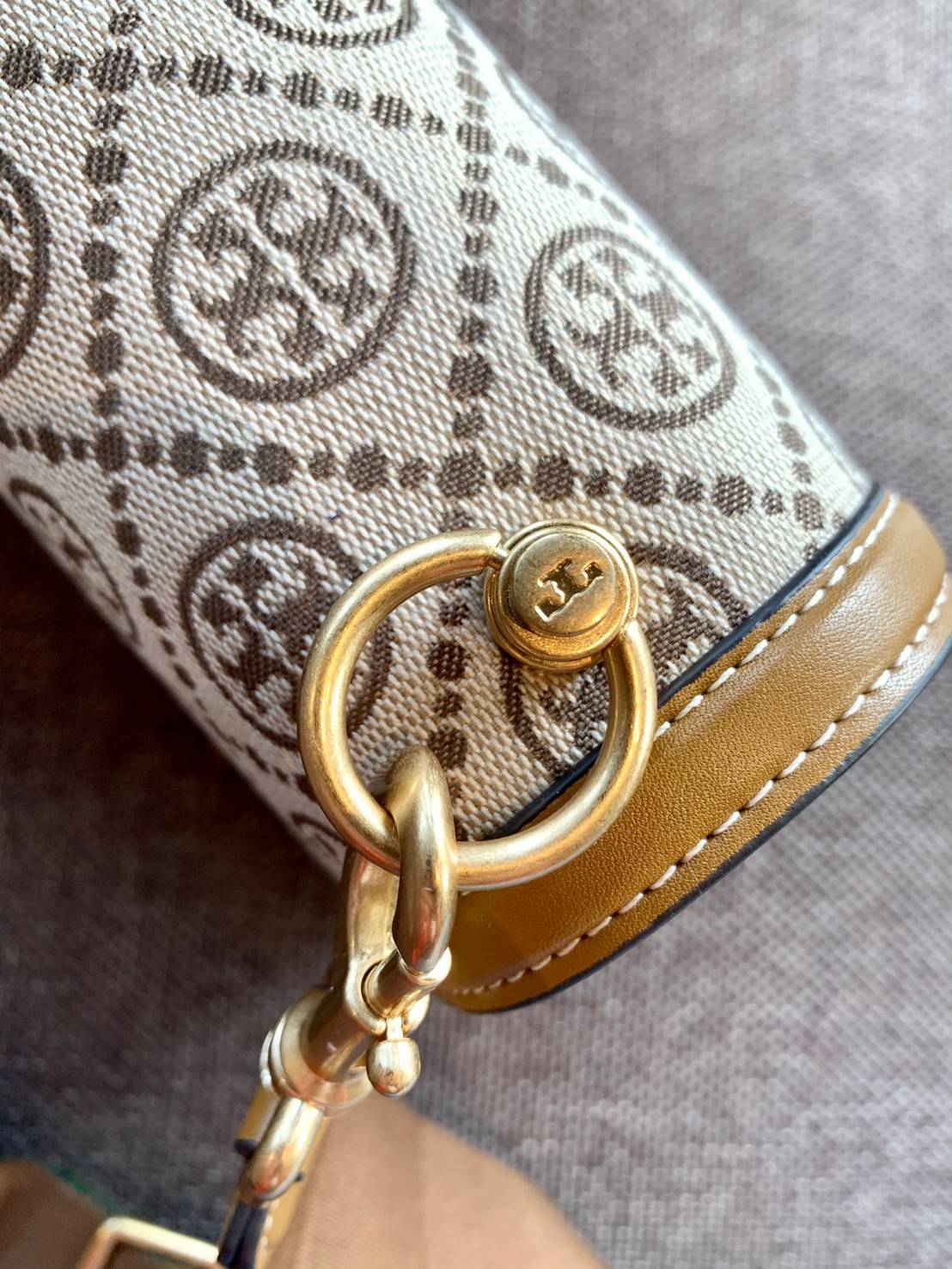 คุณภาพจัดเต็มกันเลยค่าา😘Tory Burch T Monogram Jacquard Shoulder Bag ห้ามพลาด! กระเป๋าสะพายแบบครอสบอดี้ร์ วัสดุJacquard+หนังแท้ชั้นดี ได้ลงตัวสวยงาม รูปแบบร่วมสมัยตามแบบฉบับแบรด์ได้ดีทีเดียวค่ะ! เปิดปิดกระเป๋าแบบอะไหล่แบรนด์ล็อคแม่เหล็ก