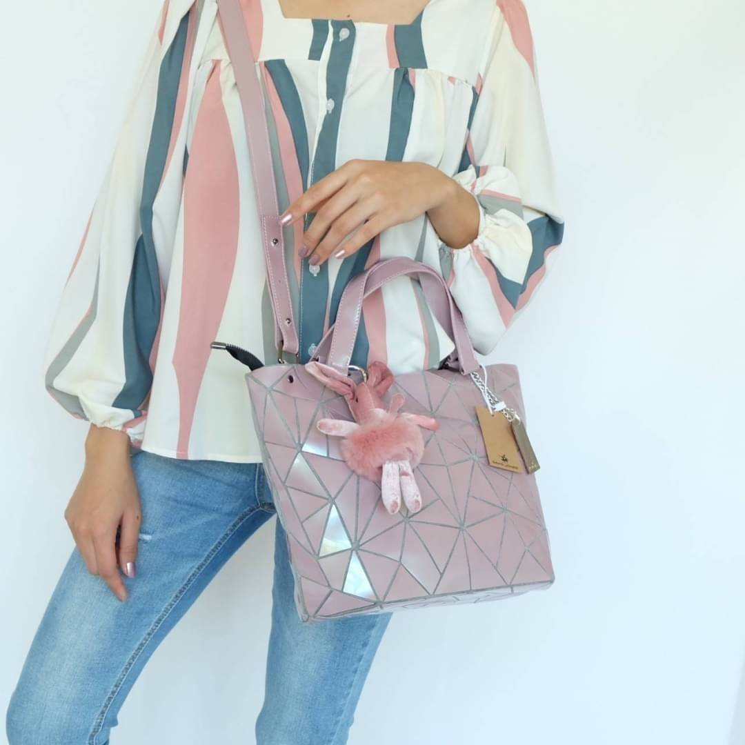 David Jones กระเป๋าสะพายข้างดีไซน์เกร๋มาก สีสวยหรูมาก ขนาดกะลังดีเลย ปรับทรงได้ 2 แบบ น่ารักมาก สี Rose pearl สวยที่สุด มาพร้อมกระต่ายเข้า set เลิศคะ