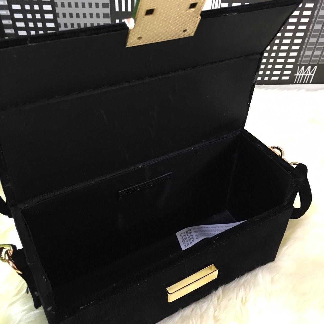 Zara rigid corduroy minaudière 2017 กระเป๋าทรงกล่องมาด้วย top ผ้าลูกฟูกเท่ๆ อะไหล่สีทอง ด้านหน้าตัวล็อค แบบสวมปุ่มล็อค หูพับลงได้ สายสะพายถอดและปรับระดับได้ ด้านในช่องโล่ง สามารถใส่ กระเป๋าเงิน มือถือจุกจิกได้พอสมควร น้ำหนักเบามาก ดีไซน์ไม่เหมือนใครตามสไต