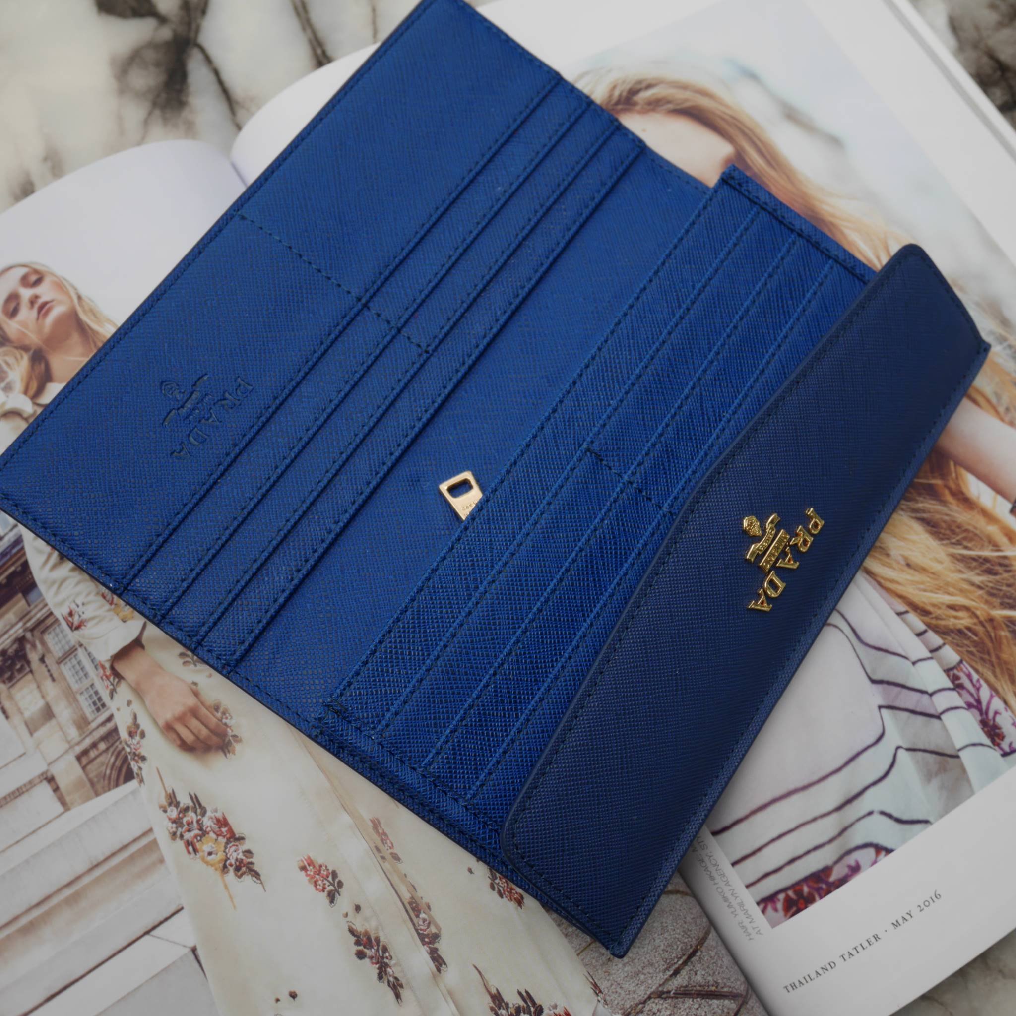 พิเศษ อุปกรณ์ครบset ค้า Best Seller~~ กระเป๋าสตางค์ยาว **ทรงหรู จากงานพรีเมี่ยมกิ้ฟ จากเคาเตอร์ต่างประเทศ จากแบรนด์ PRADA ลายหนัง saffiano ของแท้ 100% มีช่องใส่บัตร ถึง 12 ช่อง และช่องซิปใส่ของจุกจิกได้ น้ำหนักเบา จับถนัดมือ ขนาดกำลังดีคะ ถือแล้วดูดี อะไห