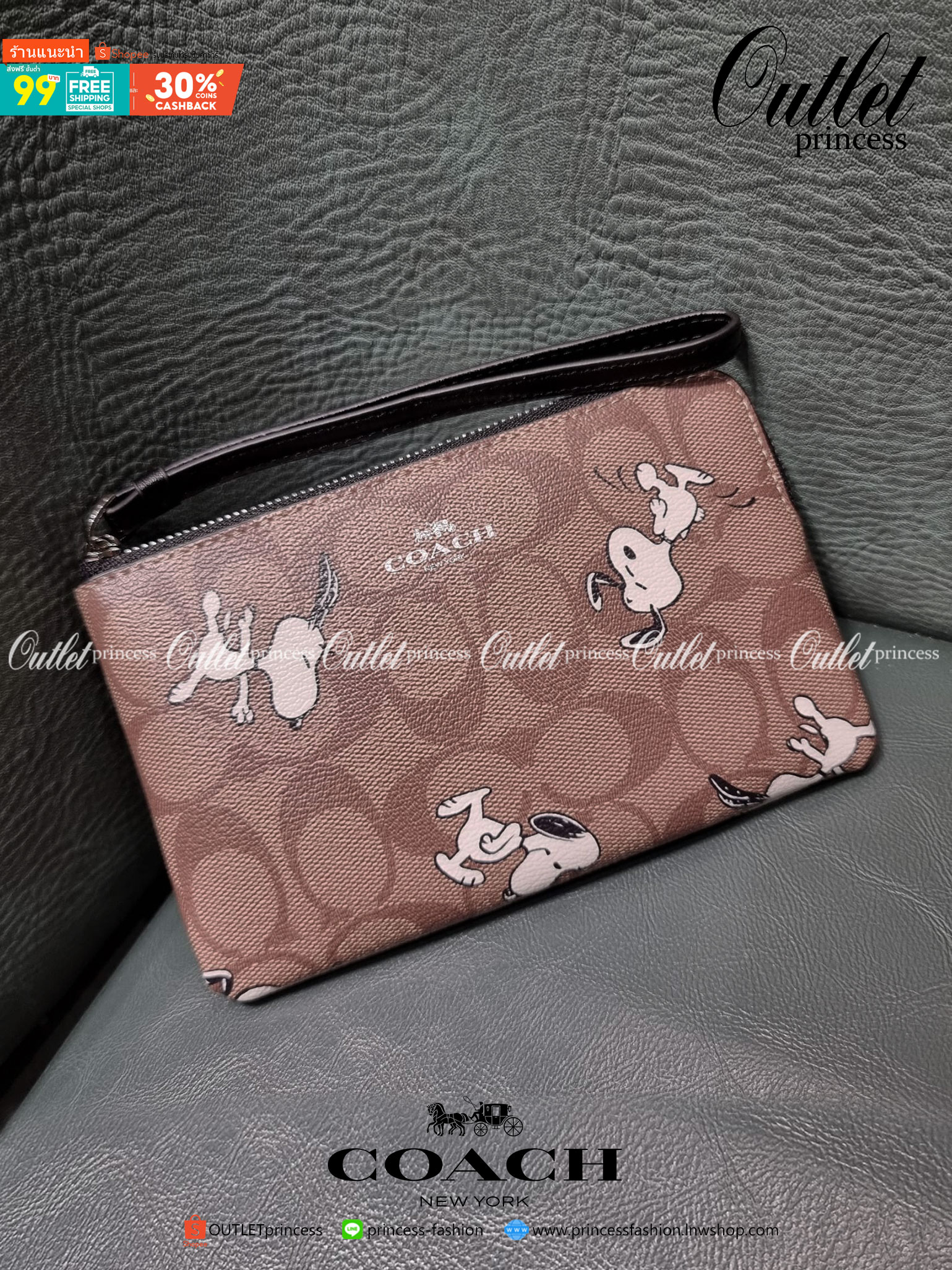 COACH C4589 COACH x PEANUTS CORNER ZIP WRISTLET IN SIGNATURE CANVAS WITH SNOOPY PRINT เหล่าผองเพื่อนและสนูปพีมาแล้วจ้า คอลเลคชั่นสุดน่ารักที่ฮอตไม่มีตก กระเป๋าคล้องมือ ขนาดเหมาะพกพากำลังเหมาะ วัสดุหนังแคนวาสเคลือบลาย ภายในเป็นช่องโล่ง ใส่ธนบัตร หรือใส่บัต