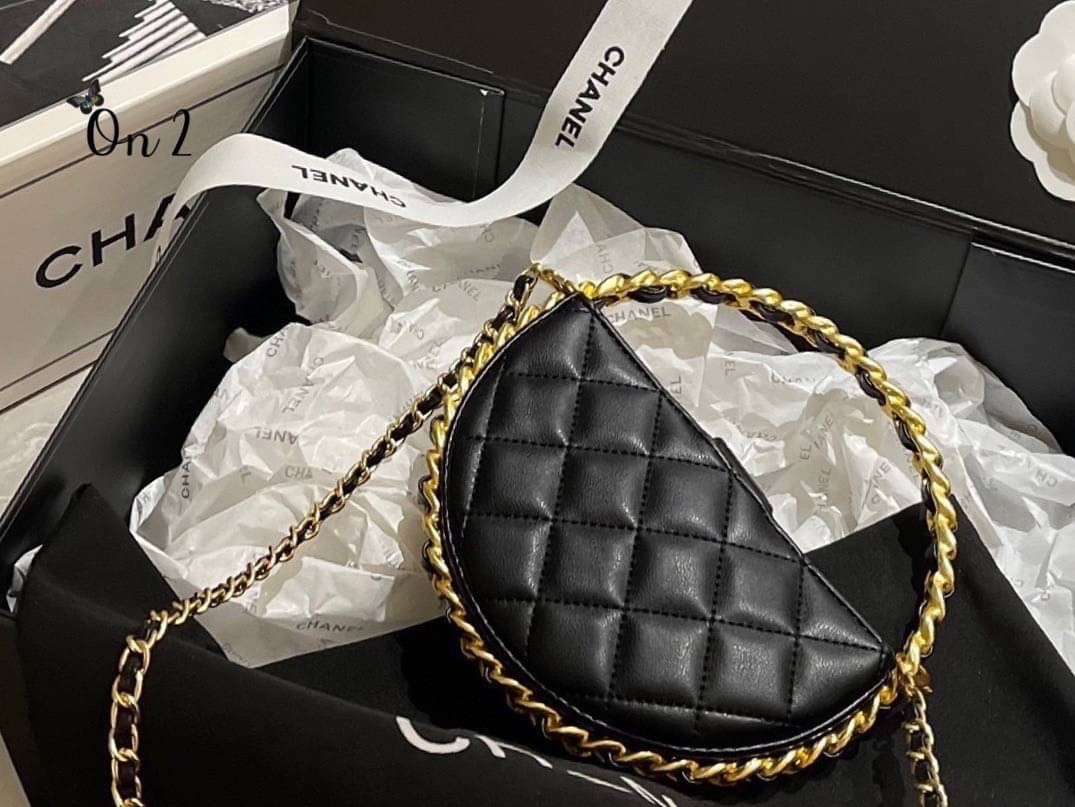 Chanel PouchGold-Tone Metal / CHANEL Quilted Round Camellia Mini Clutch Black กระเป๋าถือหรูหราน่ารัก ประดับดอกคามิเลียเป็นเอกลักษณ์ เกรดไฮเอน 1:1