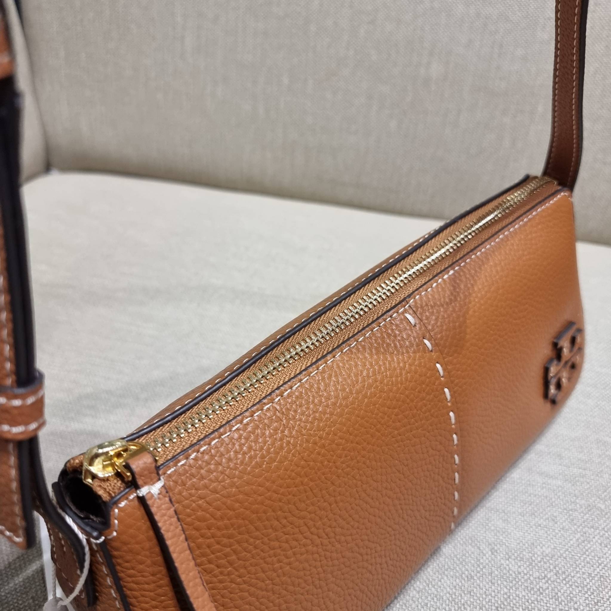 TORY BURCH MCGRAW WEDGE กระเป๋าสะพายไหล่ ทรงสวยไม่ซ้ำ ไม่เกร่อ!! สะดวกใช้งาน ดีไซน์เรียบแต่แฝงความหรู และคลาสสิคในตัว วัสดุหนังลูกวัว สัมผัสดี สวยคม เปิด-ปิดด้วยซิป ภายในเป็นช่องโล่ง มีช่องย่อยเก็บบัตร มาพร้อมสายสะพายในตัว ปรับได้อีกเล็กน้อย ไอเท็มนี้เหมา