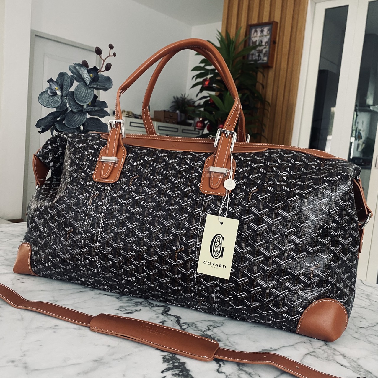 Goyard Boeing Travel 55 Duffle Bag กระเป๋าเดินทางใบใหญ่ ดีไซน์สวยคลาสสิกเป็นเอกลักษณ์ ไอเท็มที่จะทำให้การเดินทางไม่ธรรมดาอีกต่อไป ด้วยดีเทลความเป็นเอกลักษณ์ เรียบแต่หรู ภายในจุของได้เยอะมาก