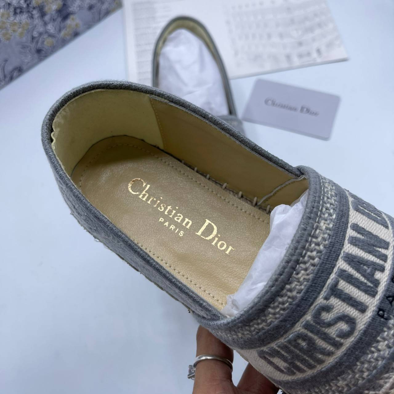 DIOR GRANVILLE ESPADRILLE SS21 Oblique Embroidered Cotton รองเท้าที่เป็นเอกลักษณ์ ที่สุดแห่งความหรูหราที่ใช้งานได้ทุกวัน ตัดเย็บจากผ้าฝ้ายปักลาย ประดับด้วยรายละเอียดสวยงาม งานเกรดออริจินอล 1:1 เหมือนที่สุด มีเลข Code ภาพสินค้าถ่ายจากงานขายจริง ไม่โป๊ะแตกแ