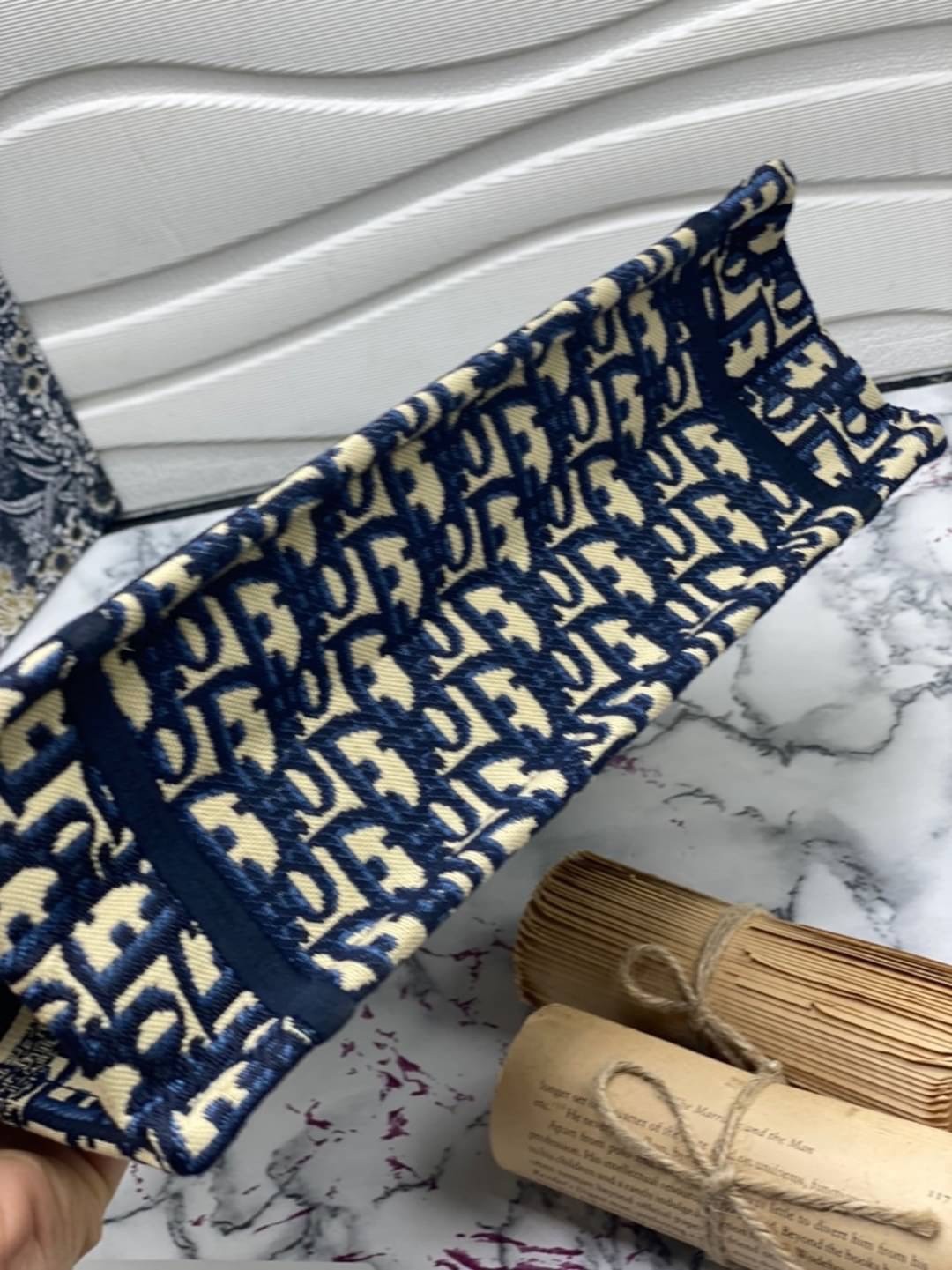 SMALL DIOR BOOK TOTE 29cm Blue Dior Oblique Embroidery กระเป๋าถือทรง Shopping ขนาดกำลังดี จุของได้เยอะ สวยคลาสสิค พกพาสะดวก ใช้งานง่ายสุดๆ วัสดุงานทอละเอียด ภายในโล่งกว้าง ภาพสินค้าถ่ายจากงานขายจริง ใช้งานต่างประเทศได้