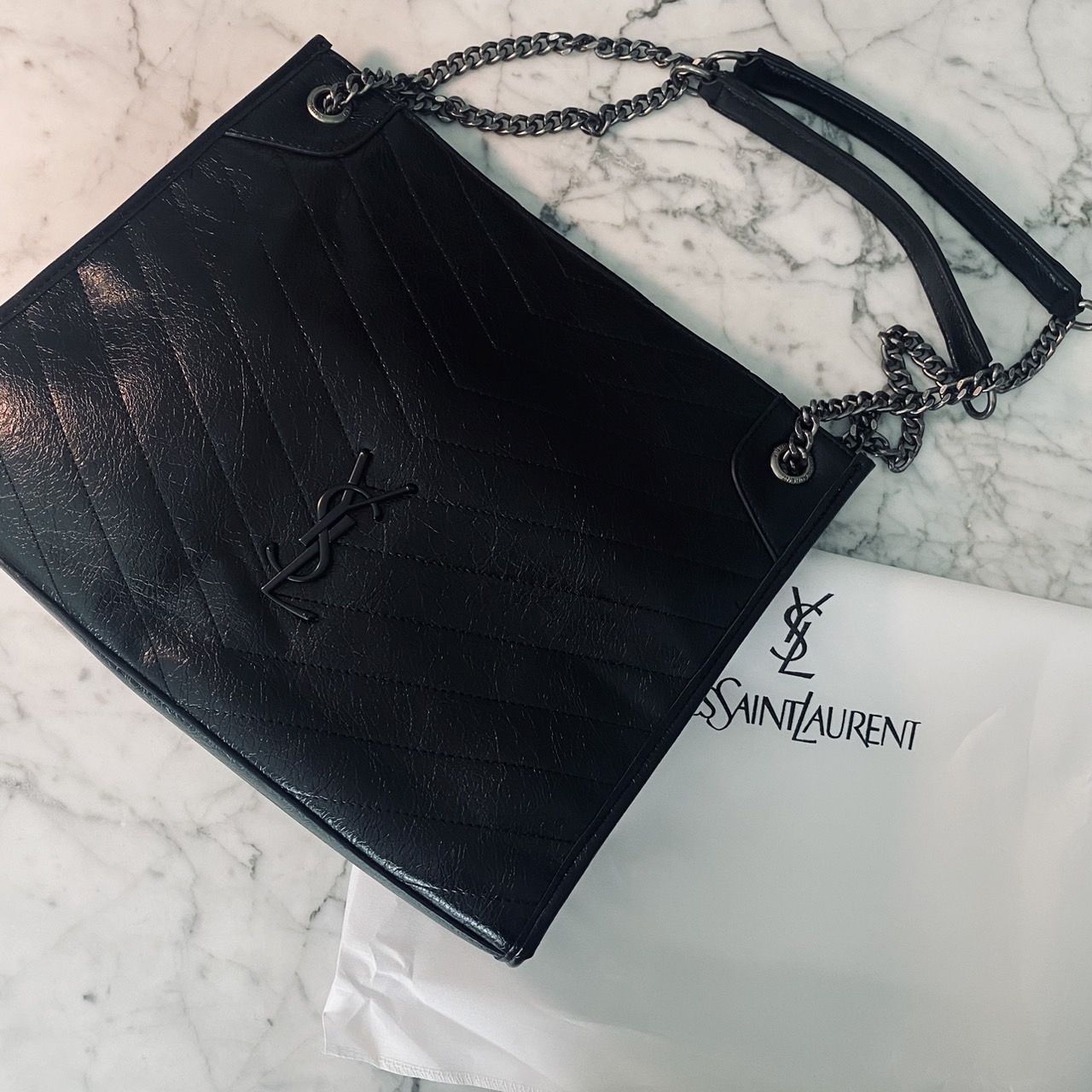 YSL Shopper Niki Tote Bag กระเป๋าสะพายทรงโท้ทใบใหญ่กำลังสวย หรูหราขั้นสุด เสิร์ฟมาให้สวยทันใช้ปีใหม่แน่นอน ใบจริงดูแพงเกินคุ้ม -- [รับตัวแทนกระเป๋า]