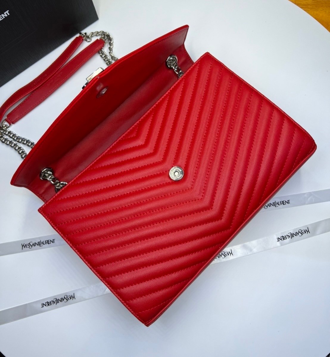 หนังแท้ YSL college large chain bag in quilted leather 30cm กระเป๋าสะพายใบใหญ่ ดีไซน์ทรงสวยหรู ตอบโจทย์ได้ทุกสไตล์ ภาพสินค้าถ่ายจากงานขายจริง ใช้งานต่างประเทศได้