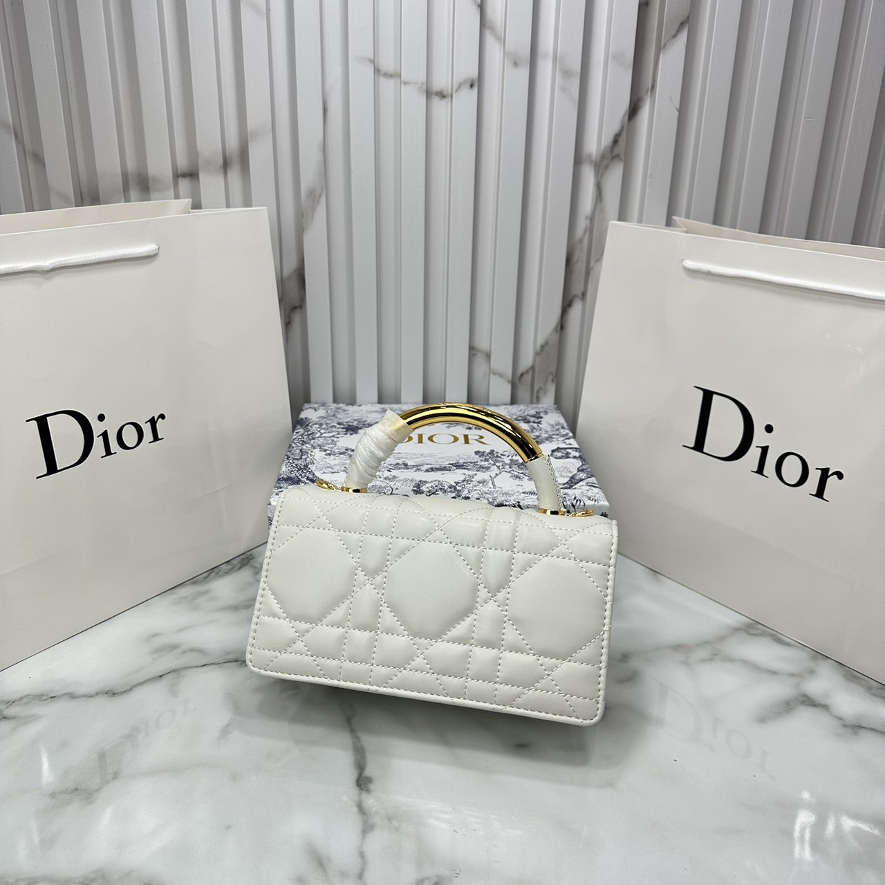 8" DIOR Mini Dior Ange Bag / Dior Clutch Bag Macrocannage CD clasp with white resin pearl กระเป๋าถือพร้อมสายสะพาย ประดับตัวล็อคมุก สวยงามเหนือกาลเวลา เกรดออริ 1:1