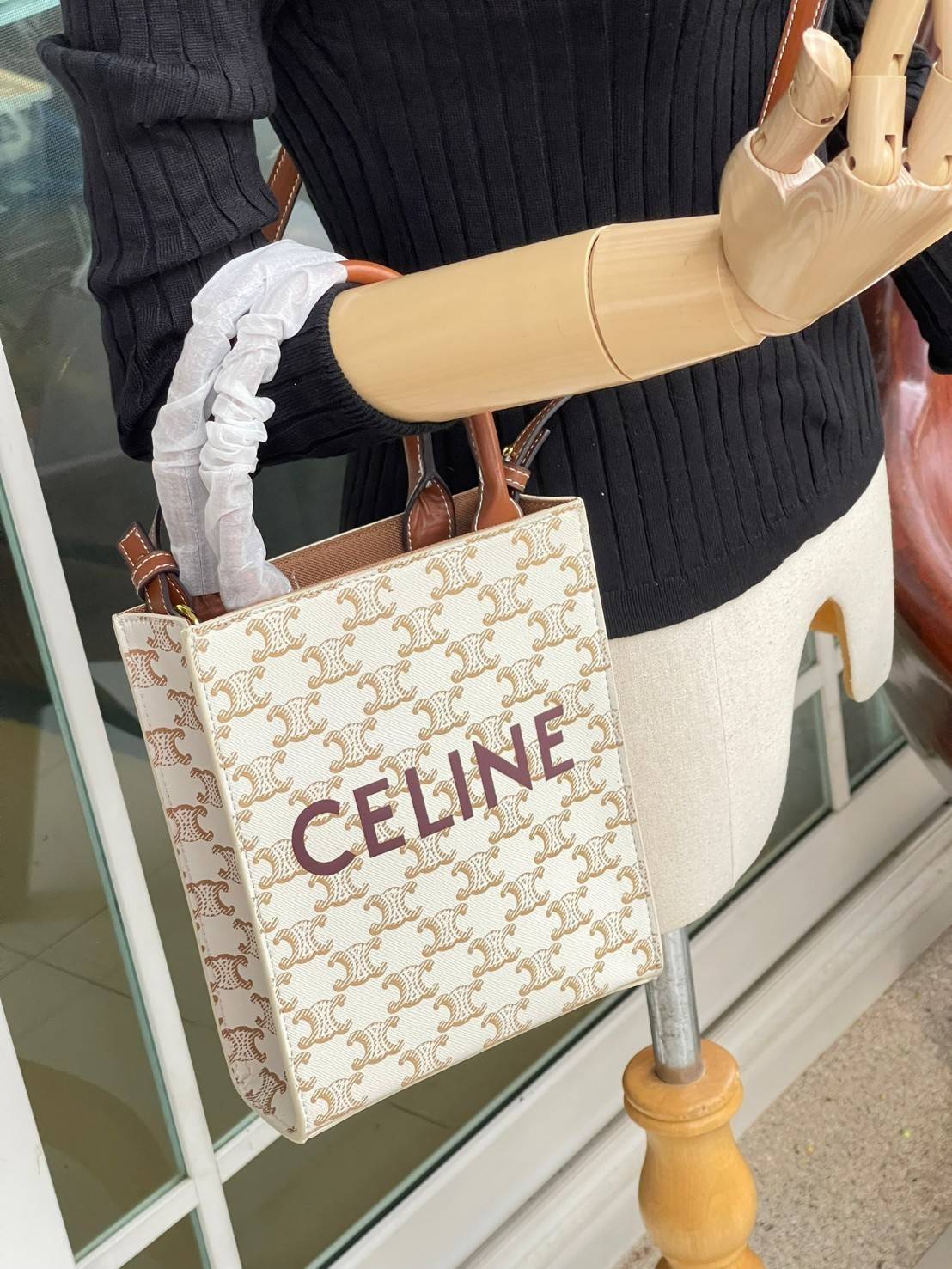 CELINE MINI VERTICAL CABAS IN TRIOMPHE CANVAS มีโลโก้ CELINE สกรีนอยู่ตรงกลาง ถือเป็นกระเป๋า Tote ที่ทำจากแคนวาสที่น่าสนใจมาก ๆ อีกรุ่นหนึ่ง และเป็นรุ่นที่ได้รับคำชื่นชมจากแฟชั่นกูรูทั้งหลายอีกด้วย หากใครที่อยากเป็นเจ้าของกระเป๋า Tote จาก CELINE สักใบ รุ่