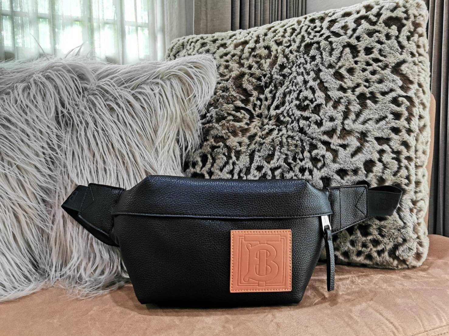 BURBERRY FRAGRANCES WAISTBAG VIP GIFT WITH PURCHASE (GWP) พรีเมี่ยมกิ๊ฟ Limited จากน้ำหอม BURBERRY วัสดุหนังแท้ CalfSkin หนังนิ่มสวยดูดีอยู่ทรงประดับโลโก้แบรนด์ด้านหน้า เปิดปิดด้วยซิปหัวซิปแบรนด์ ขนาดกำลังดี ภายในกว้างและจุค่ะ มีโลโก้ มีช่อง pocket ใช้ใส่