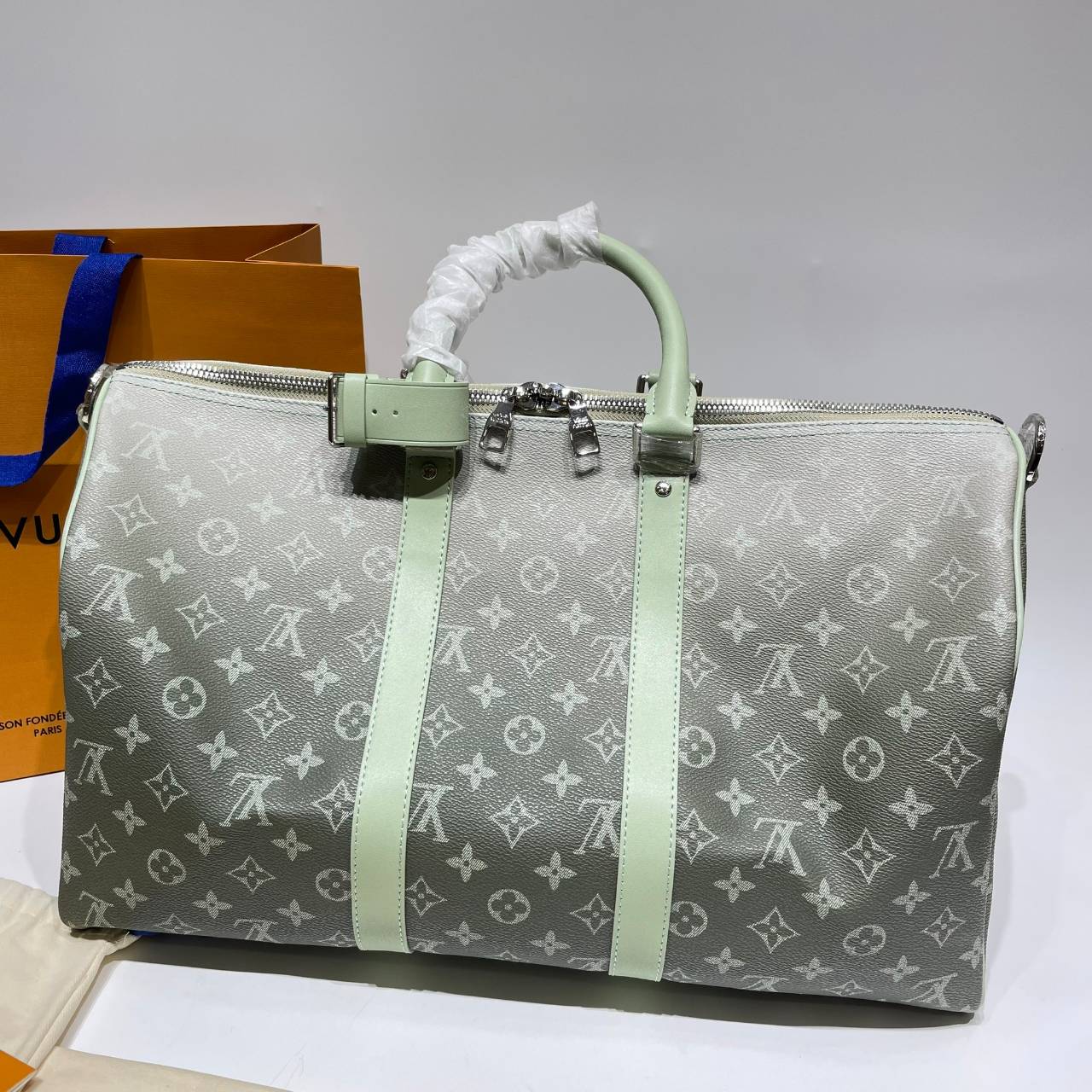 LV Keepall Bandoulière 45 Monogram Gradient Khaki green กระเป๋าเดินทางสุดคลาสสิค สีใหม่สีเขียวกากีไล่สี ได้อย่างลงตัวสวยงาม ไอเท็มที่จะทำให้การเดินทางไม่ธรรมดาอีกต่อไป