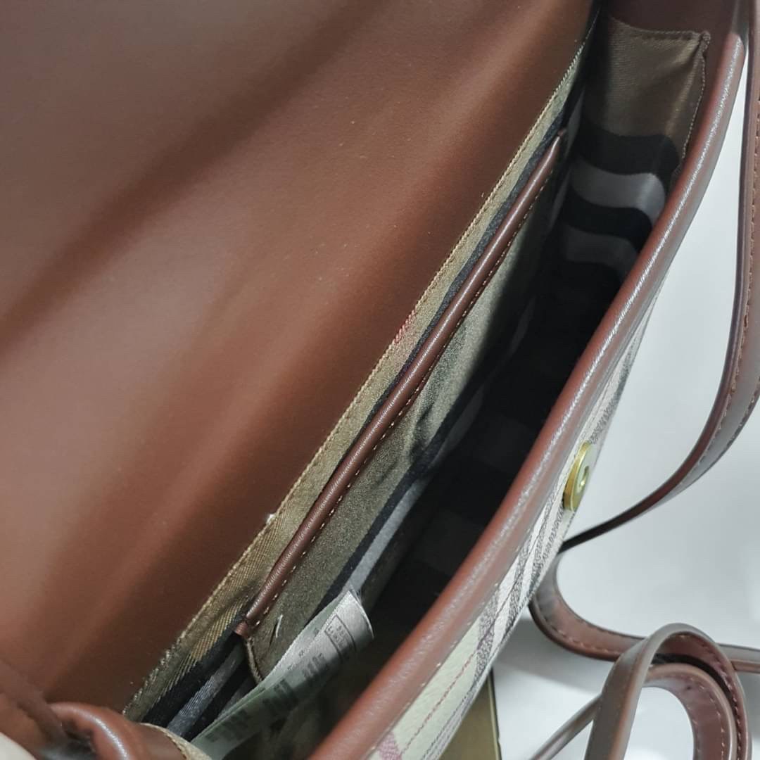 BURBERRY CROSSBODY VINTAGE BAG Limited Edition วัสดุหนังPVC สวยอยู่ทรง เปิดปิดด้วยฝาปิดกระดุมแม่เหล็ก ภายในมีช่องใส่ของแยกอีกช่อง สามารถใส่กระเป๋าสตางค์ยาว iphone เงิน ของจุกจิกได้ สายสะพายหนังยาวปรับระดับได้ อะไหล่แบรนด์สีทองวินเทจ Rare items เด็ดๆแบบนี้