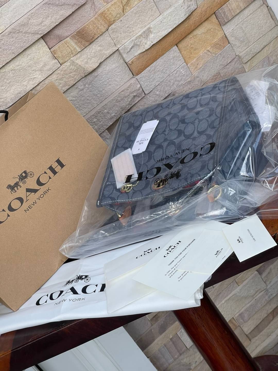 COACH Tote 22 In Signature Chambray หากคุณกำลังมองหากระเป๋าที่มีดีไซน์แปลกตา ไม่ค่อยเหมือนที่พบเห็นทั่วไป